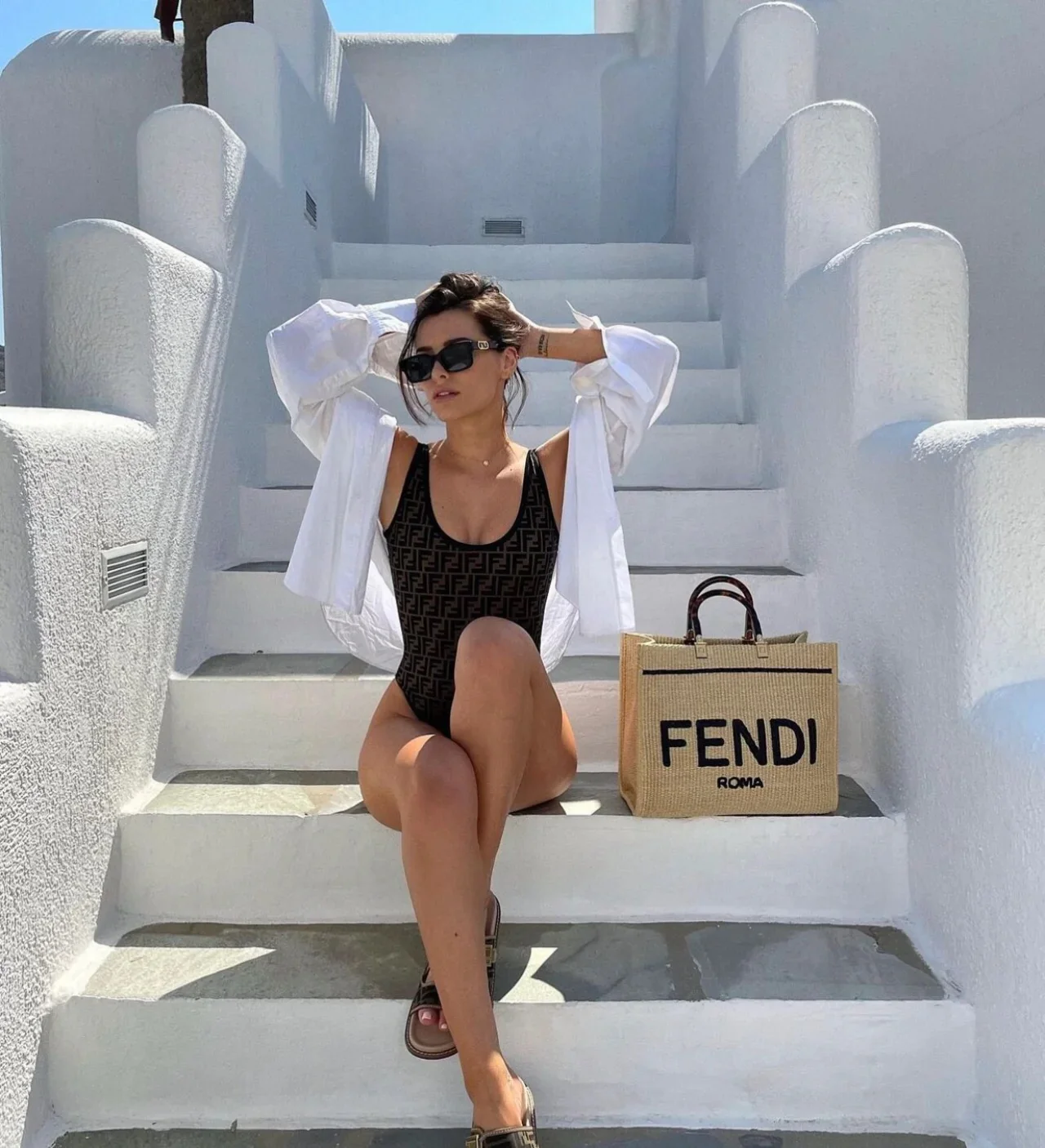 Сумка-шоппер Fendi Sunshine ручной работы из соломы — фото в ней.