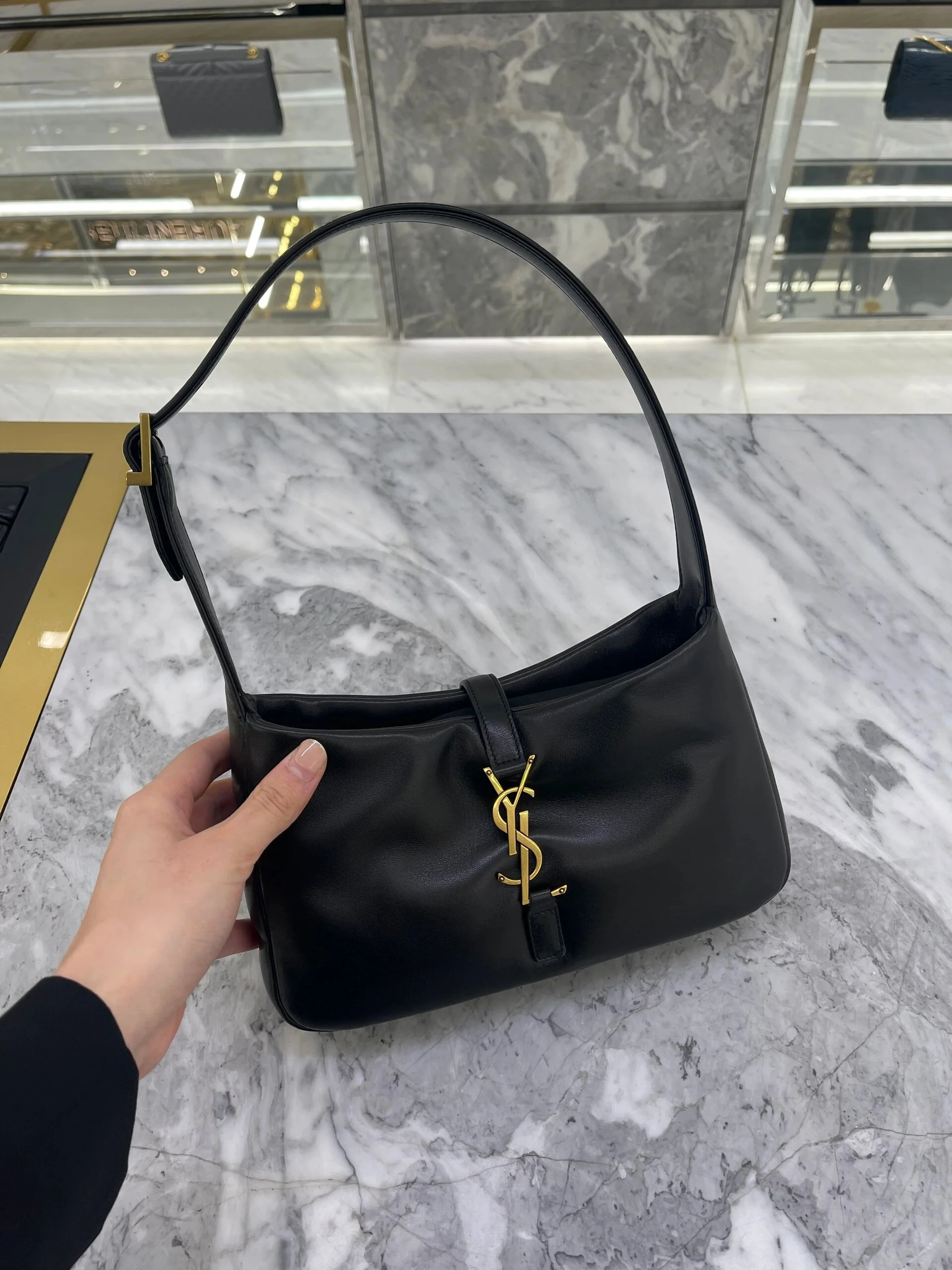 Сумка-хобо YSL Le A 7 — черно-золотая