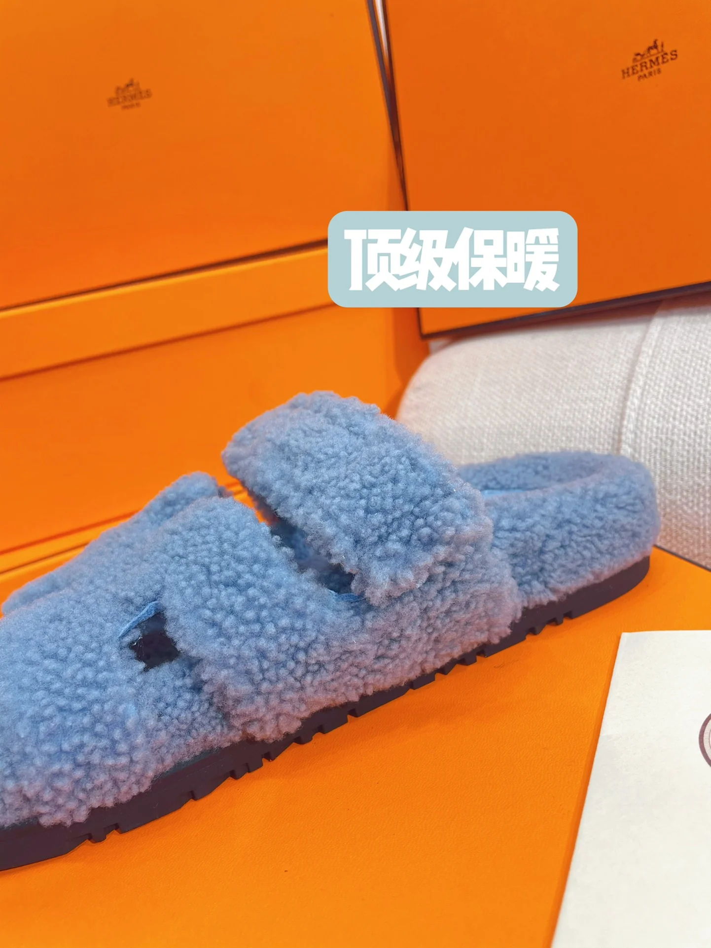 Новинка осенне-зимней коллекции Hermes 2022 — Домашние тапочки из овечьей шерсти и кожи в стиле пэчворк — Туманно-голубой.