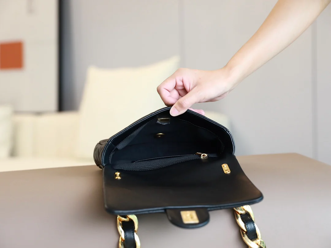 Сумка-мессенджер Chanel Retro Underarm Bag