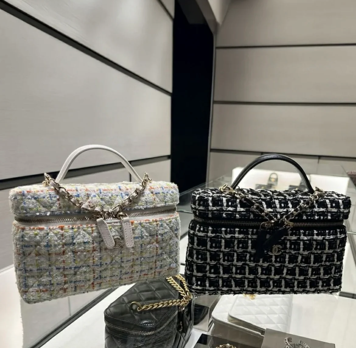 Сумка-ланч Chanel LP из шерсти, черная.