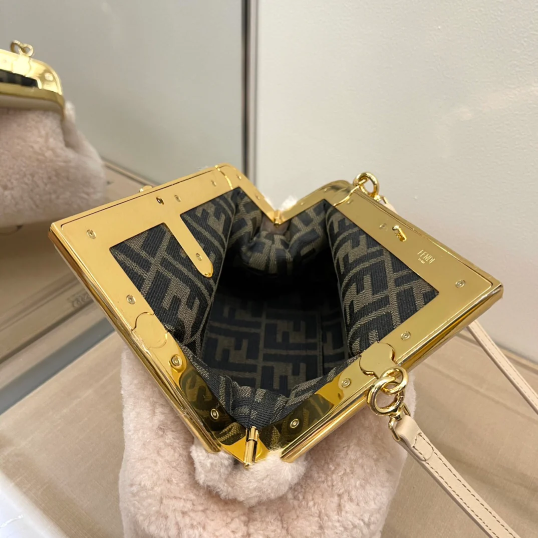 Маленькая розовая шерстяная сумочка Fendi-first