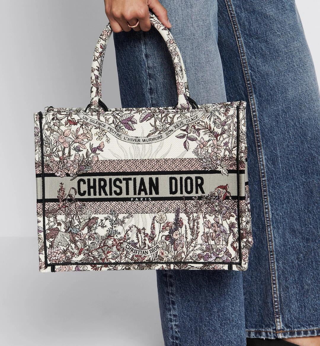 Коллекция Dior Весна/Лето 2024 - Сумка-тоут - Вышивка ?Солнечные лучи? - Бело-серый - Средний размер