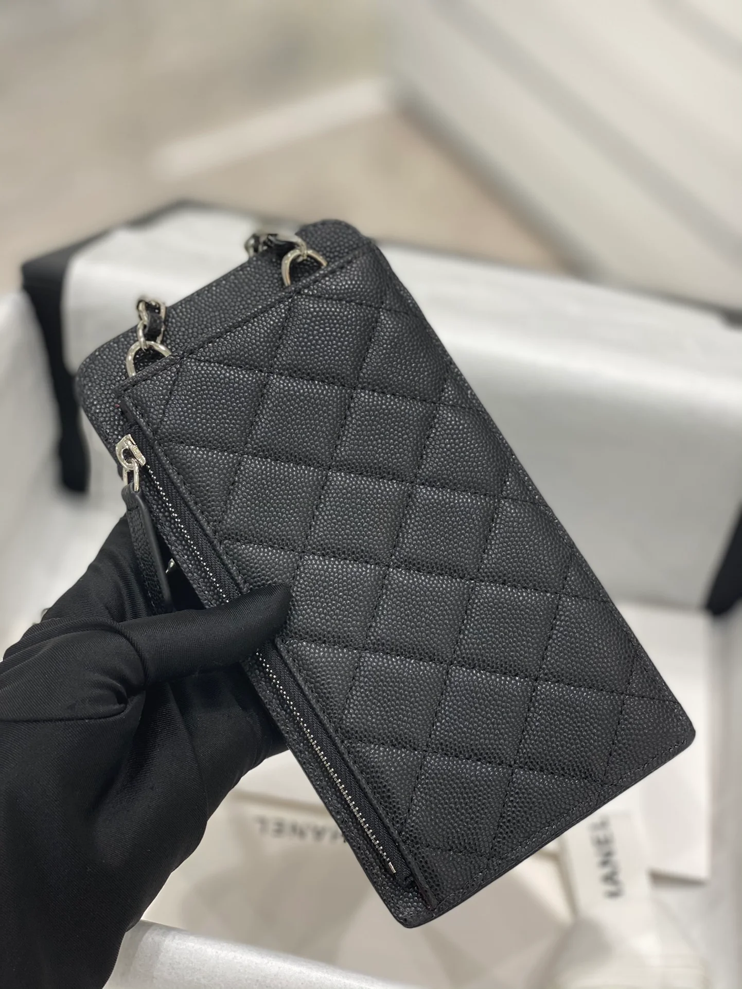 Chanel - Кожаная сумка для телефона с рисунком личи - Черная