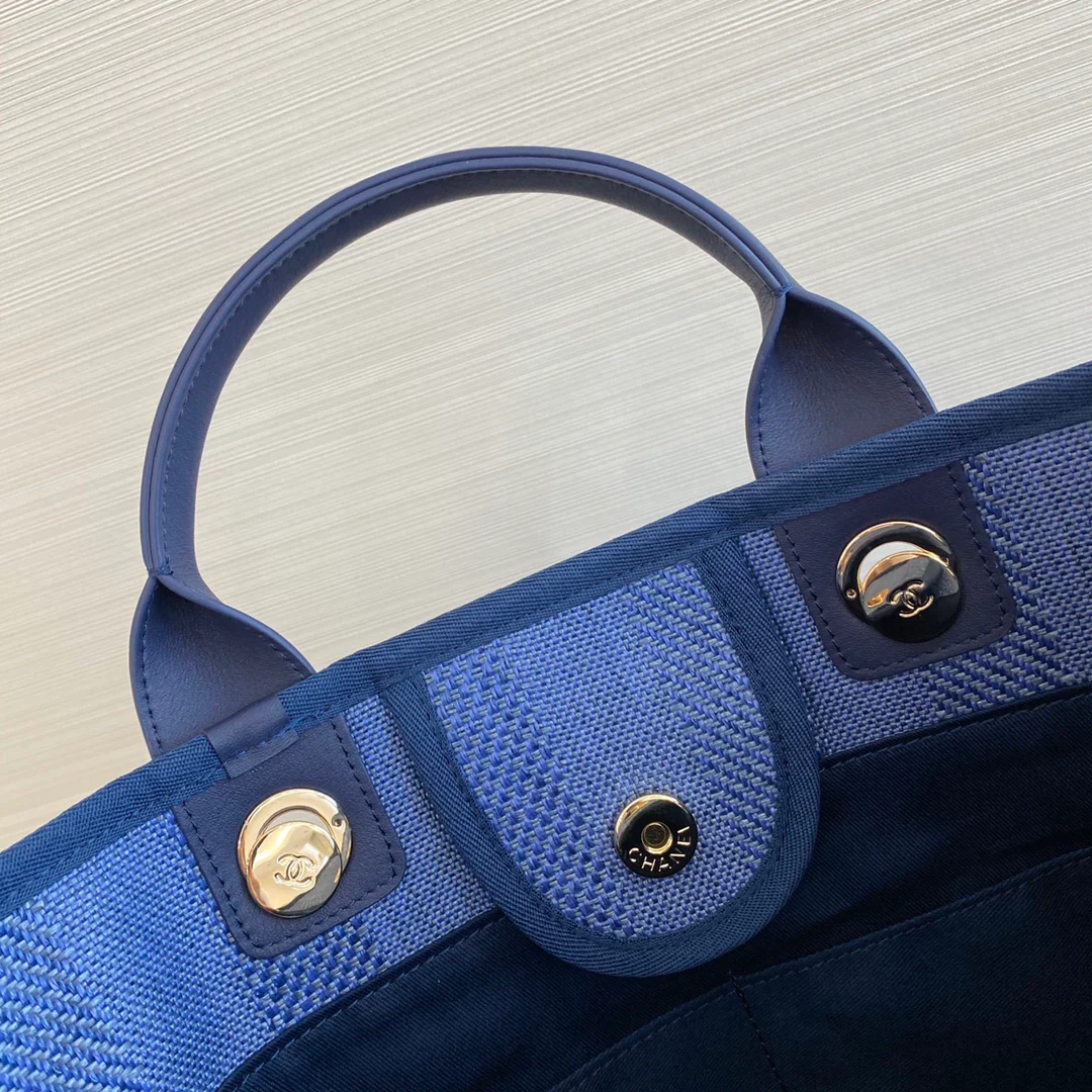 Большая пляжная сумка Chanel в темно-синюю полоску