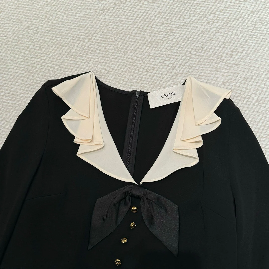 Новое маленькое черное платье Celine весна/лето 2024 с французскими оборками и V-образным вырезом.