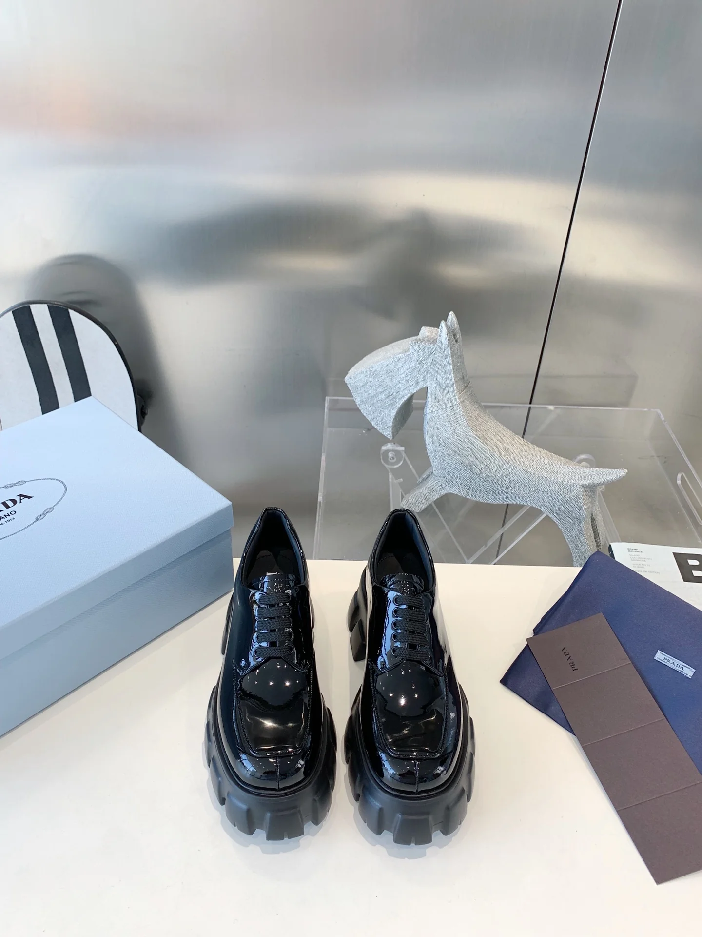 Лоферы Prada Gear на шнуровке - черные