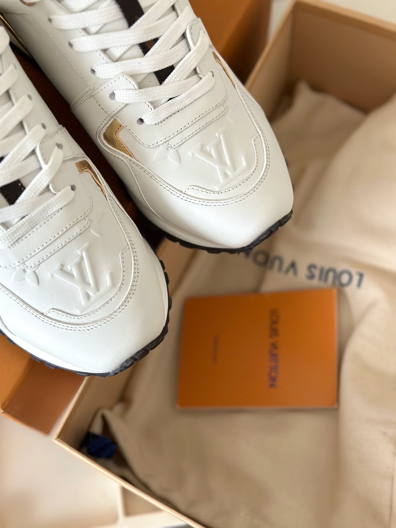 Кроссовки LV Runaway - переливающаяся кожа - белые