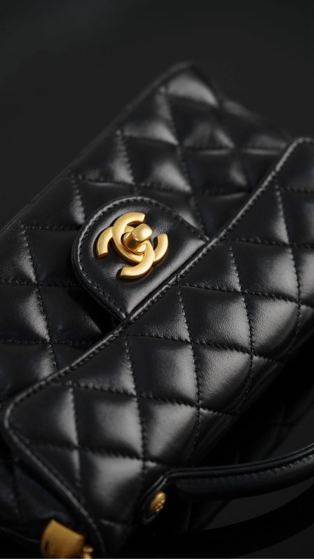 Chanel 25p - Сумка с горизонтальной ручкой и клапаном - Черно-золотая