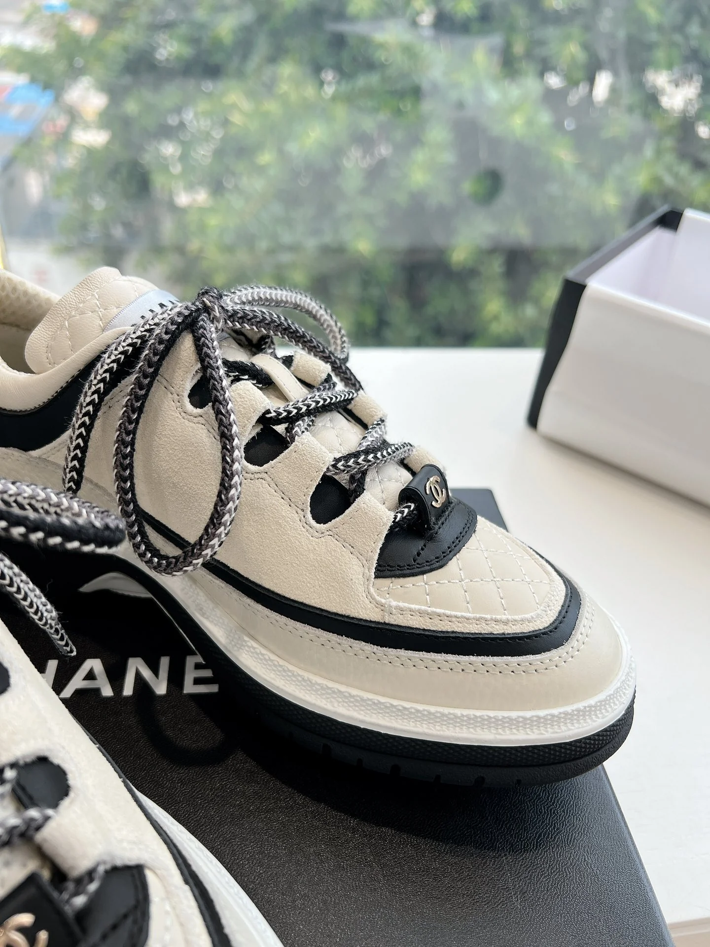 Повседневные туфли Chanel 2024 - белые - 1