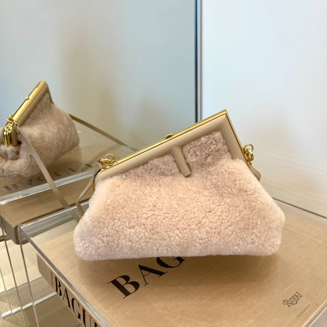 Маленькая розовая шерстяная сумочка Fendi-first