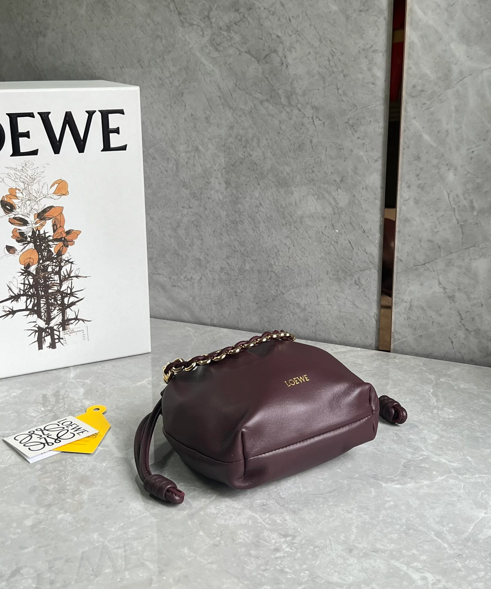 Сумка Loewe Flamenco из овечьей кожи с цепочкой, винно-красная, маленькая.
