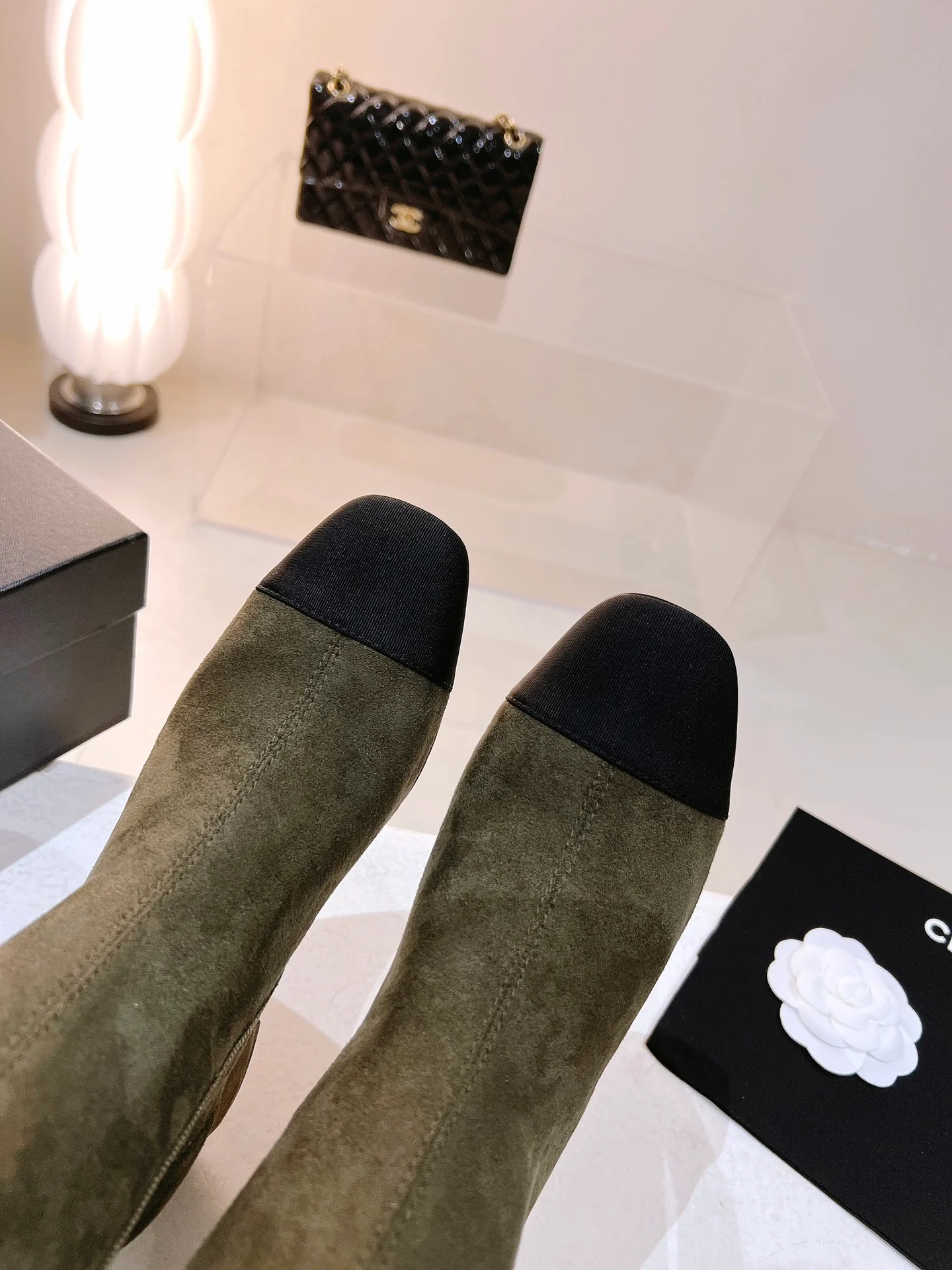 Новинка сезона осень/зима 2022 от Chanel - высокие сапоги из темно-зеленой замши.