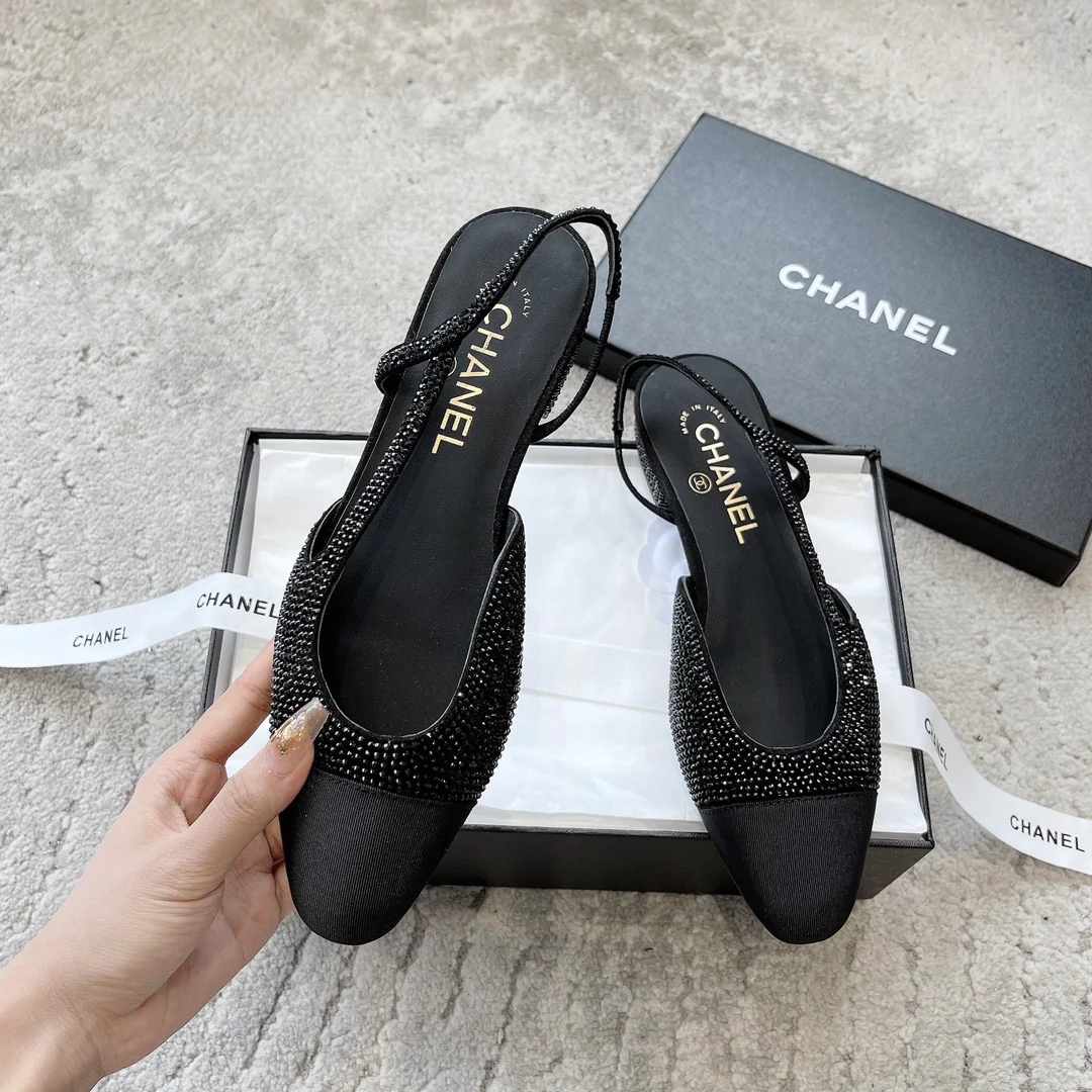Chanel - Атласные сандалии без каблука со стразами - Черные