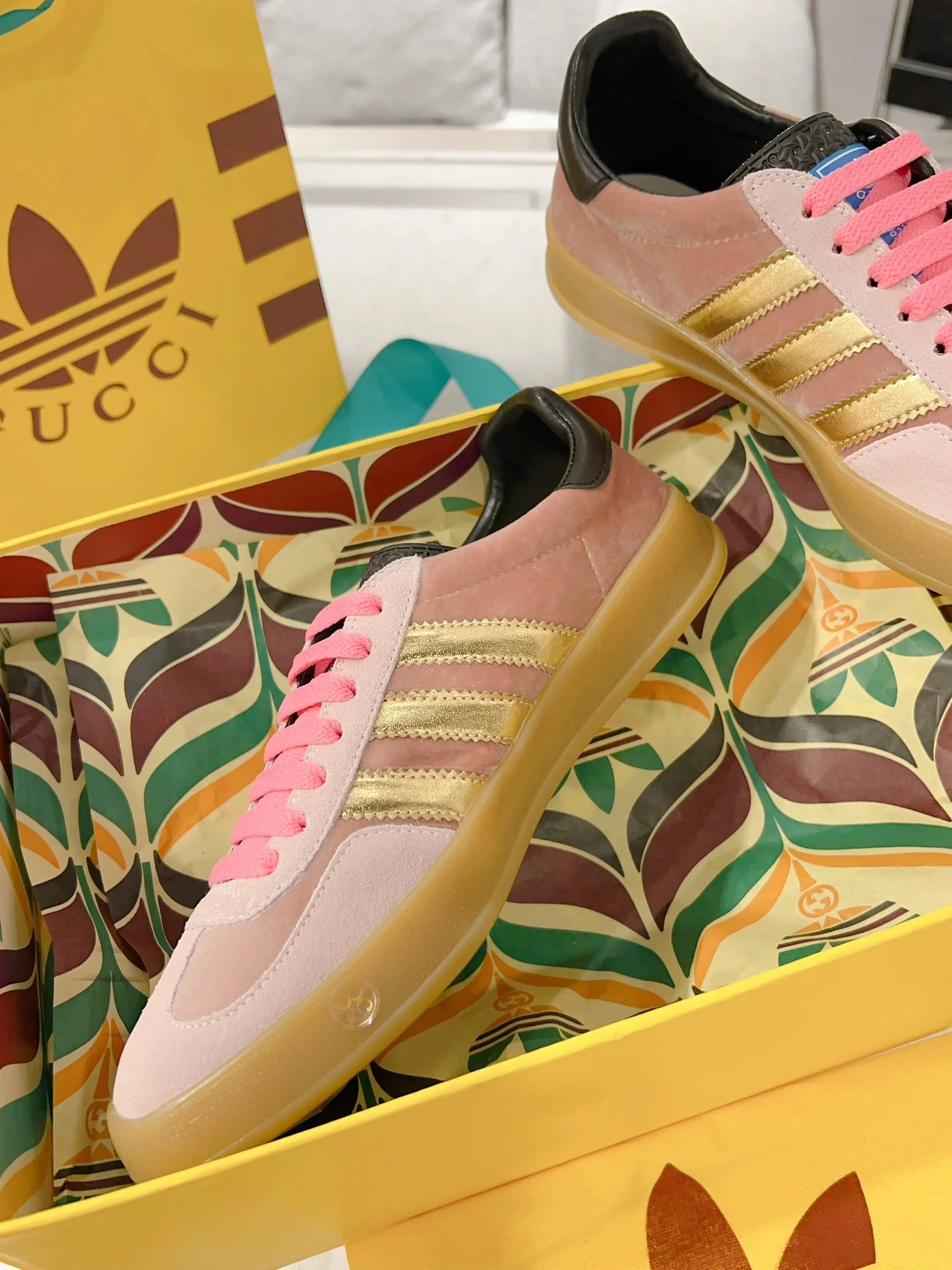 Новинка сезона осень/зима 2023 от Gucci - Коллаборация - Немецкие кроссовки для тренировок - Розовый абрикос