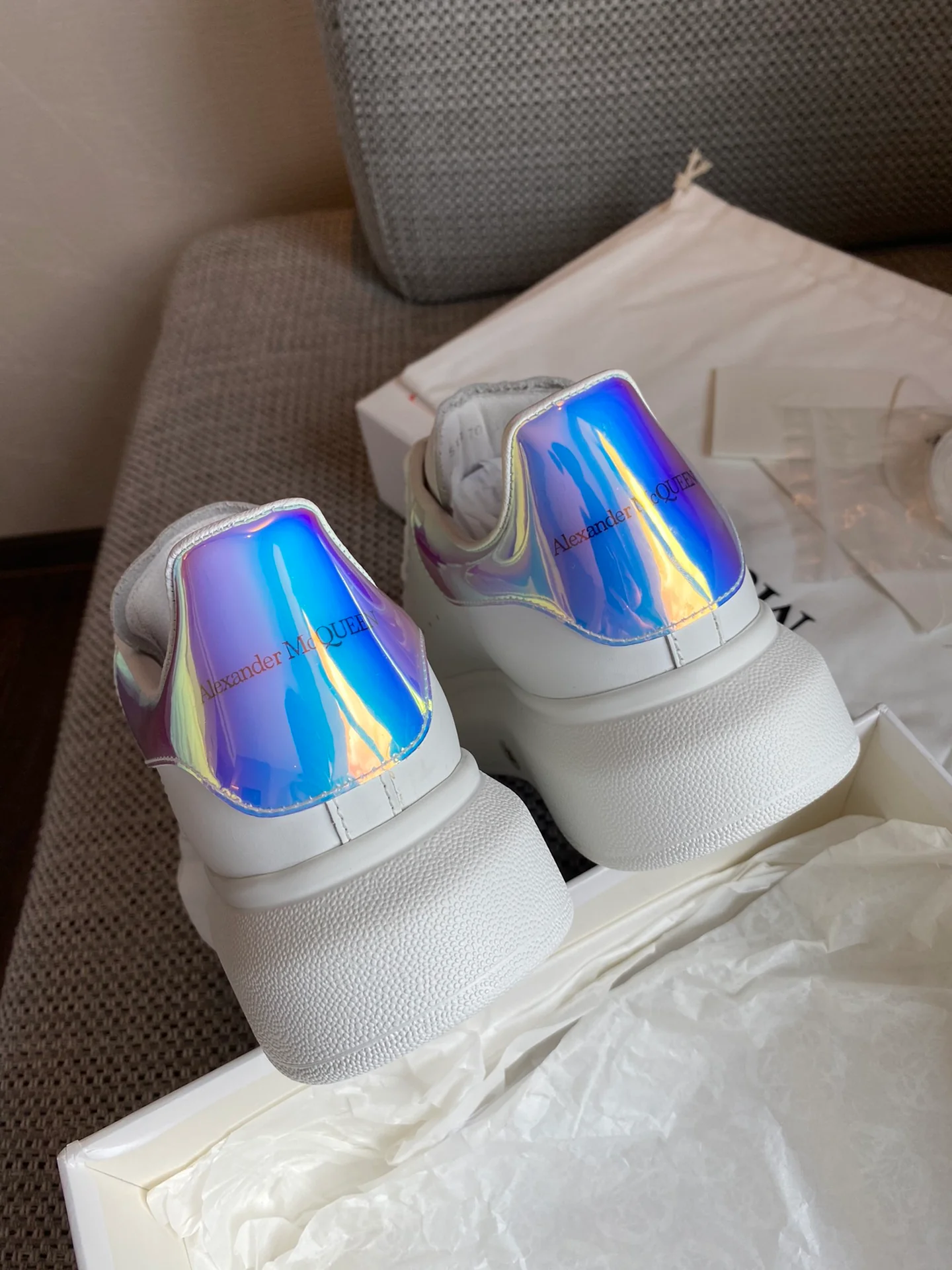 Классические белые кроссовки McQueen - светоотражающие элементы