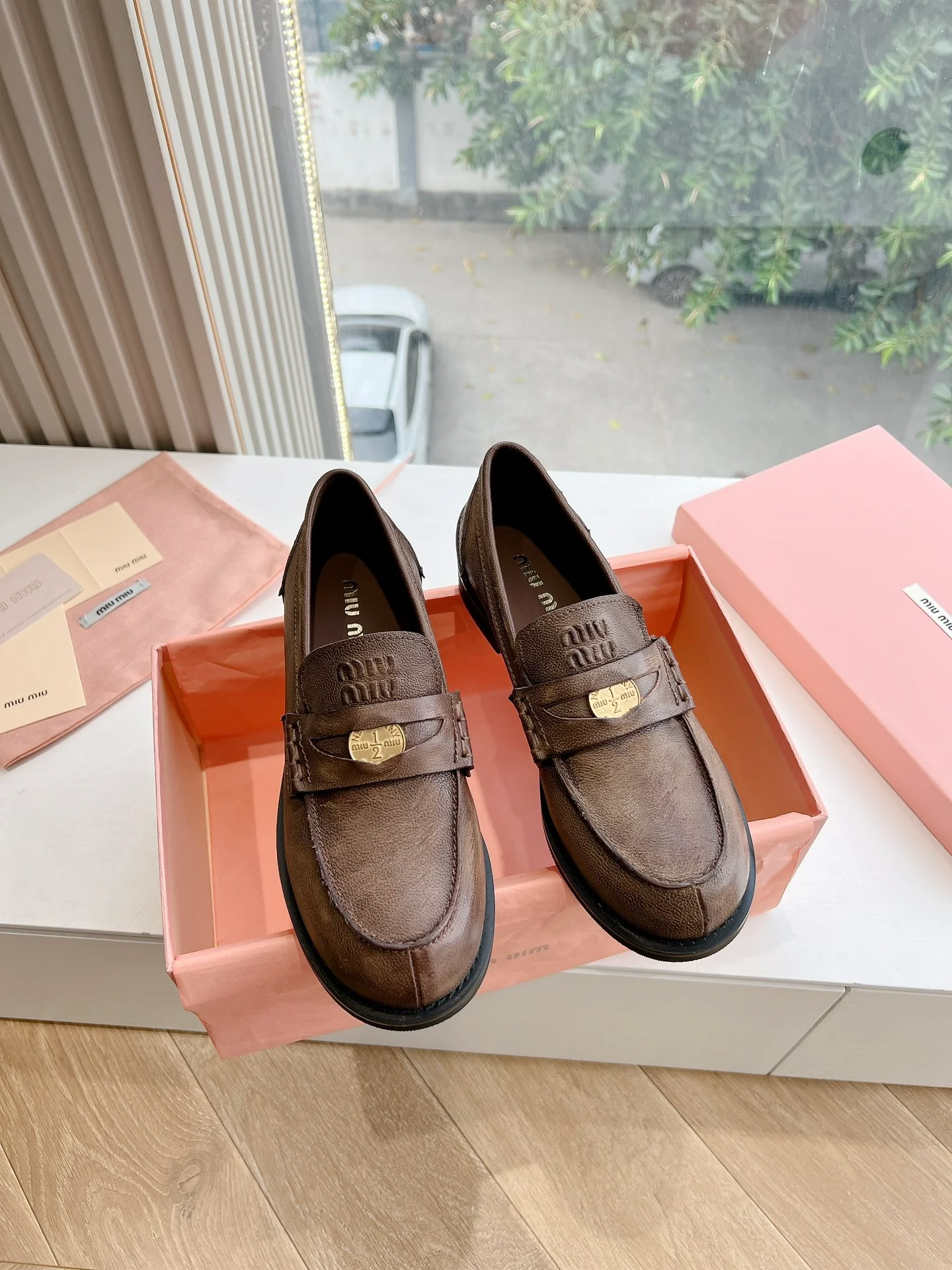 Кожаные лоферы Miu Miu 2025 - кофейного цвета.