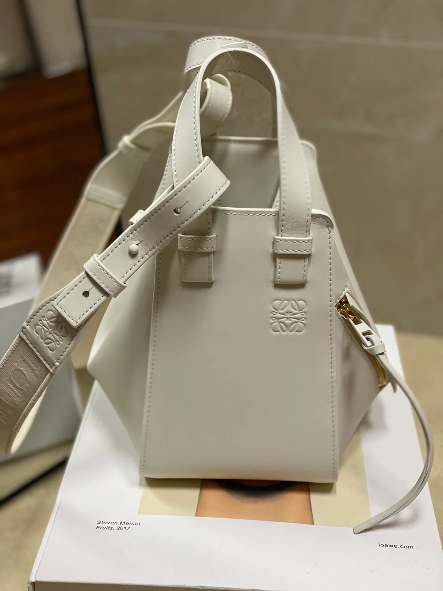 Сумка Loewe Hammock - атласная телячья кожа - маленькая - белая