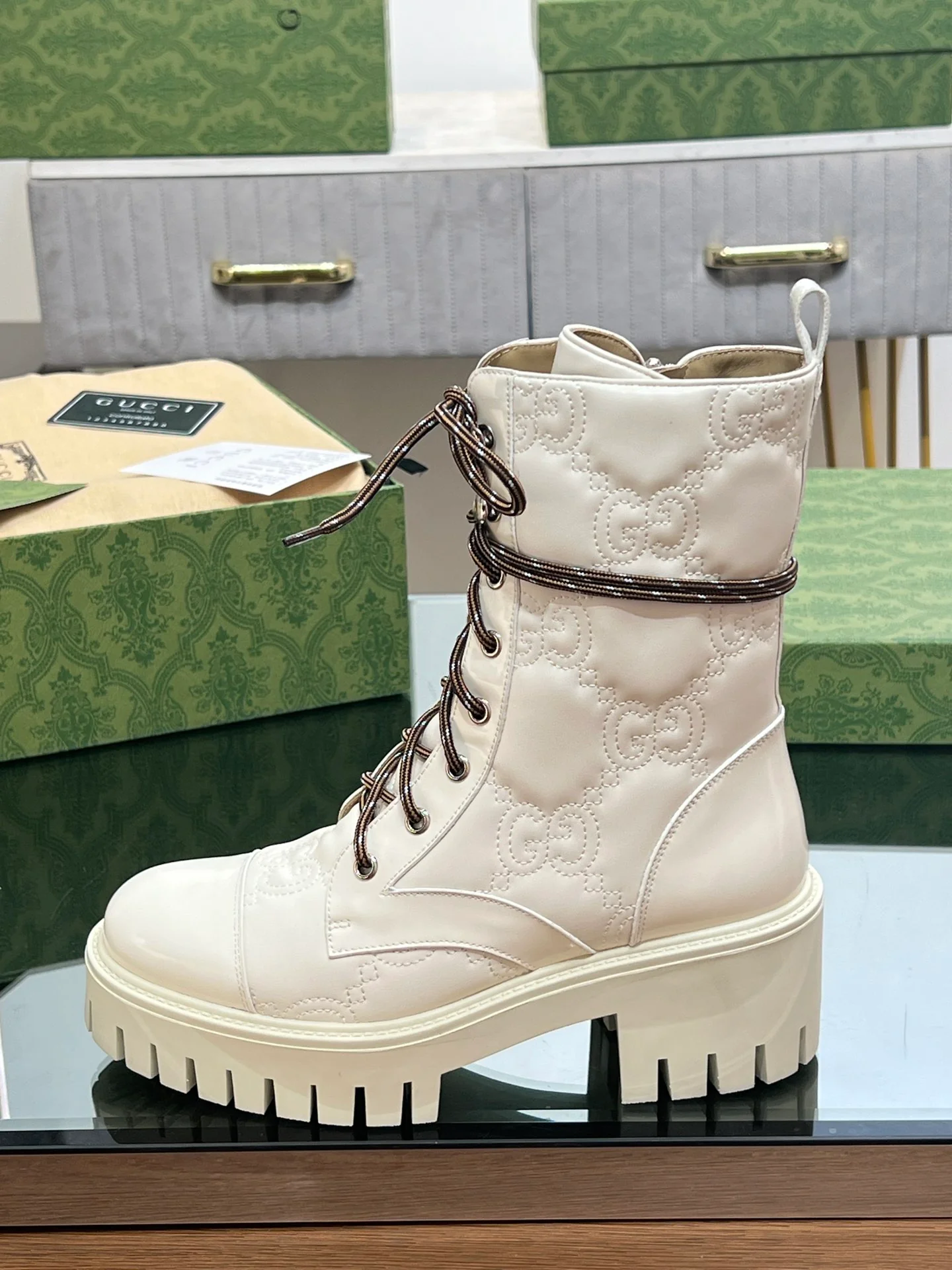 Походные ботинки Gucci с вышивкой и шнуровкой Mattelasse, белые.