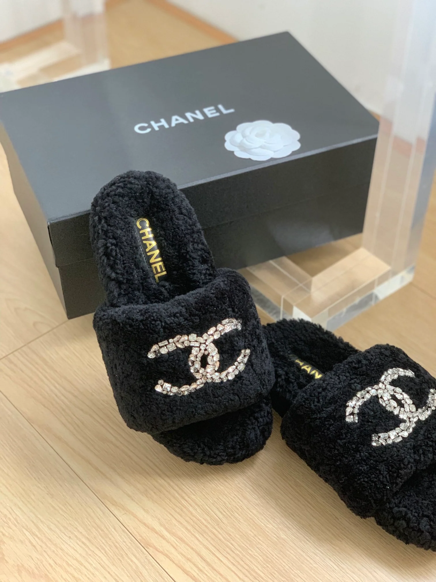 Новинка сезона осень/зима 2023 от Chanel - Домашние тапочки из овечьей шерсти с резиновой подошвой - Черные