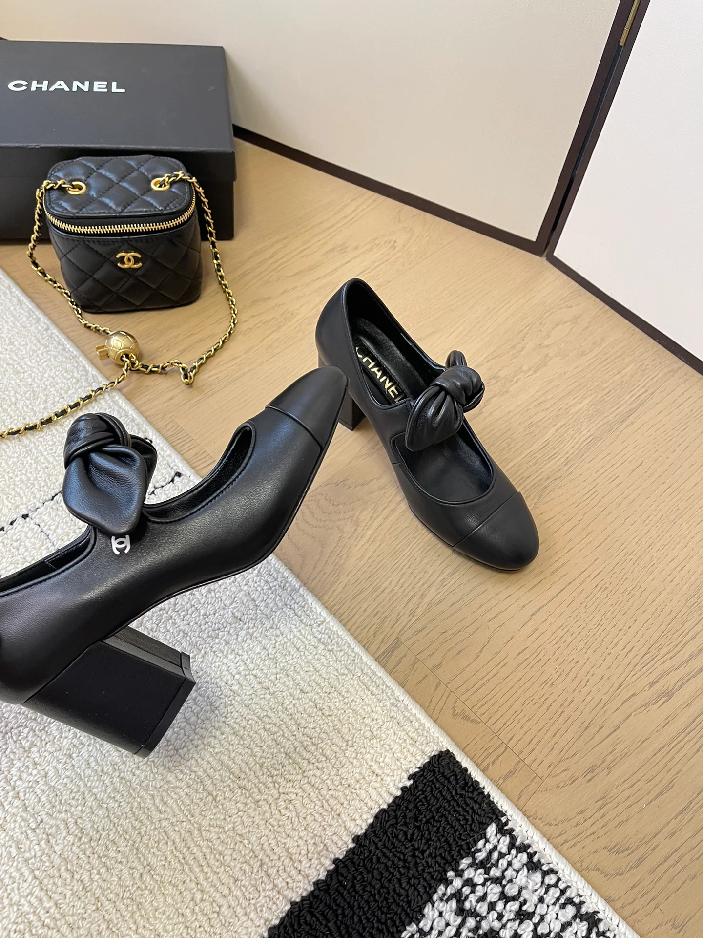 Балетные туфли на высоком каблуке Chanel 2024 — черные