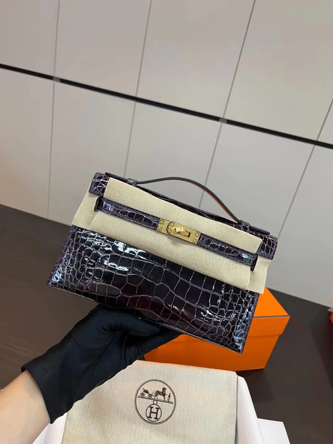 Миниатюрная пряжка Hermes Kelly 1-го поколения из кожи аллигатора, 9 г, с аметистом и золотом.
