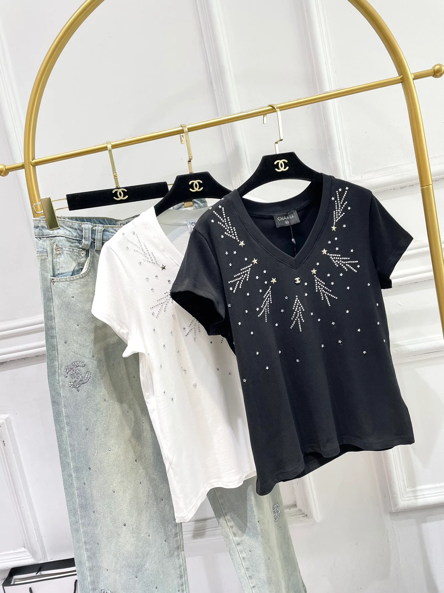 Футболка в стиле Chanel - 2403 - с V-образным вырезом и короткими рукавами, украшенная стразами - Черная