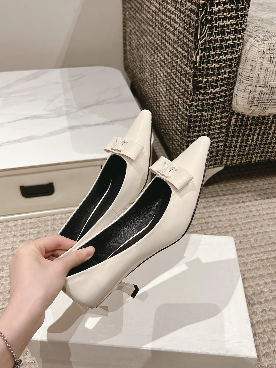 Celine - Туфли-балетки на невысоком каблуке с острым носком и бантом - белые