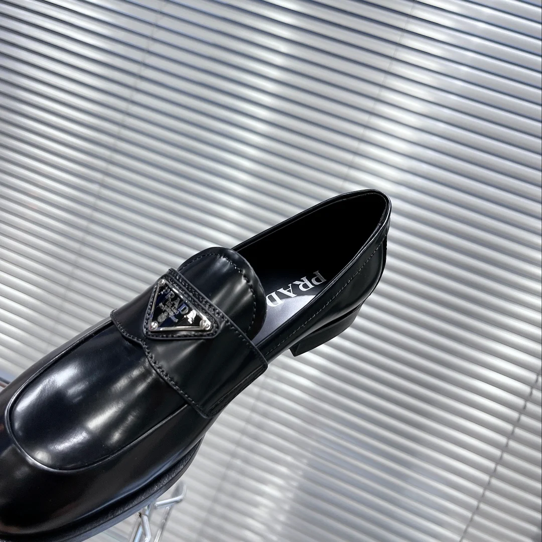 Новинки лета 2022 от Prada - обувь из натуральной кожи.