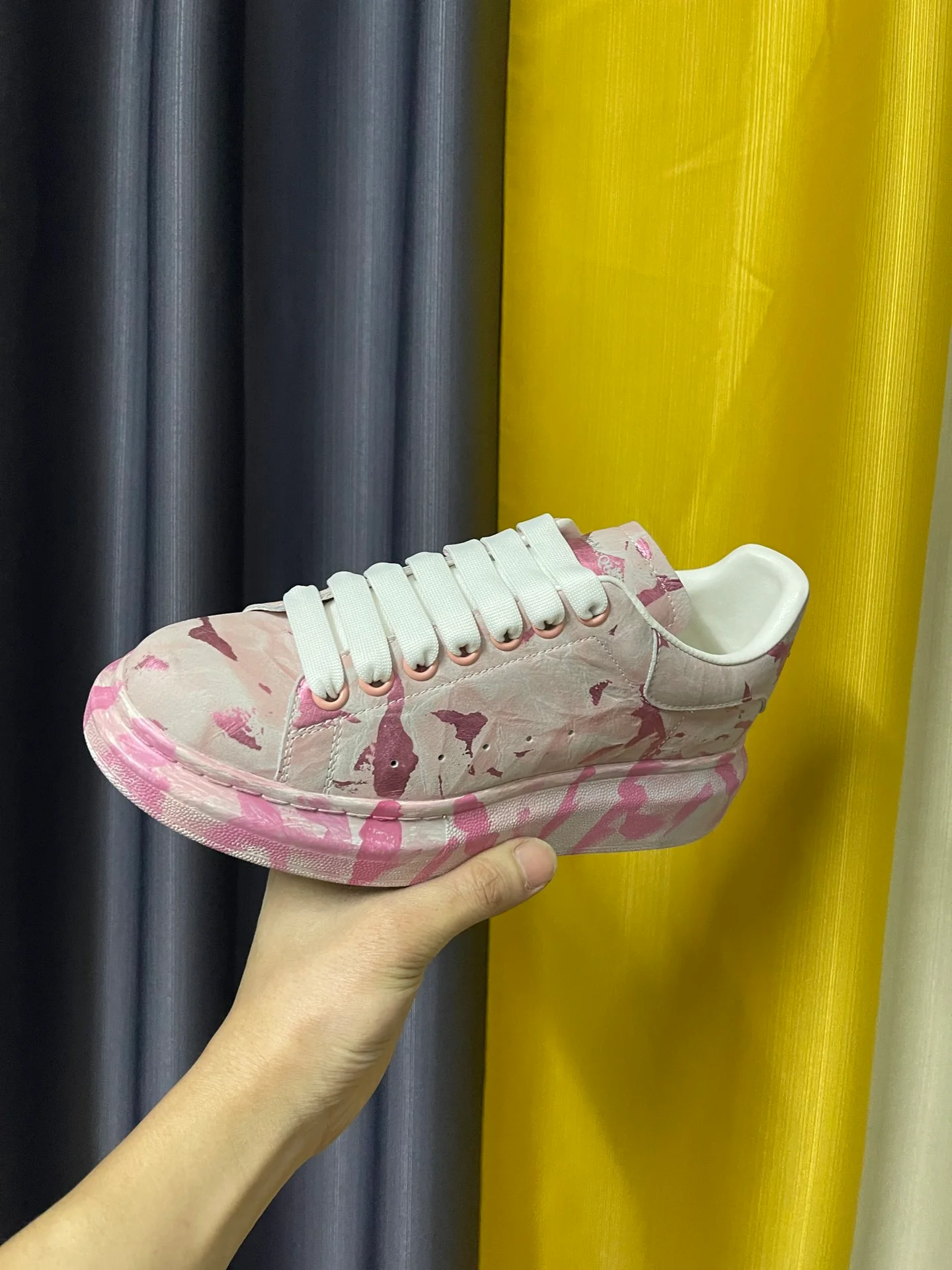 Классические белые кроссовки McQueen - унисекс - розово-золотой граффити