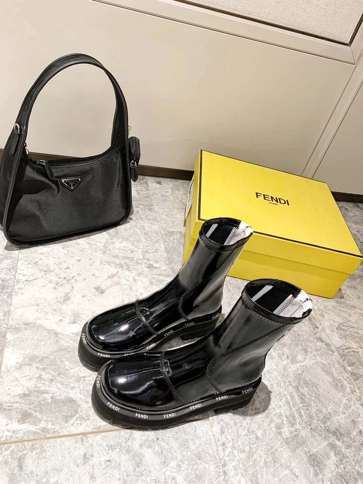 Лакированные ботильоны Fendi - черные