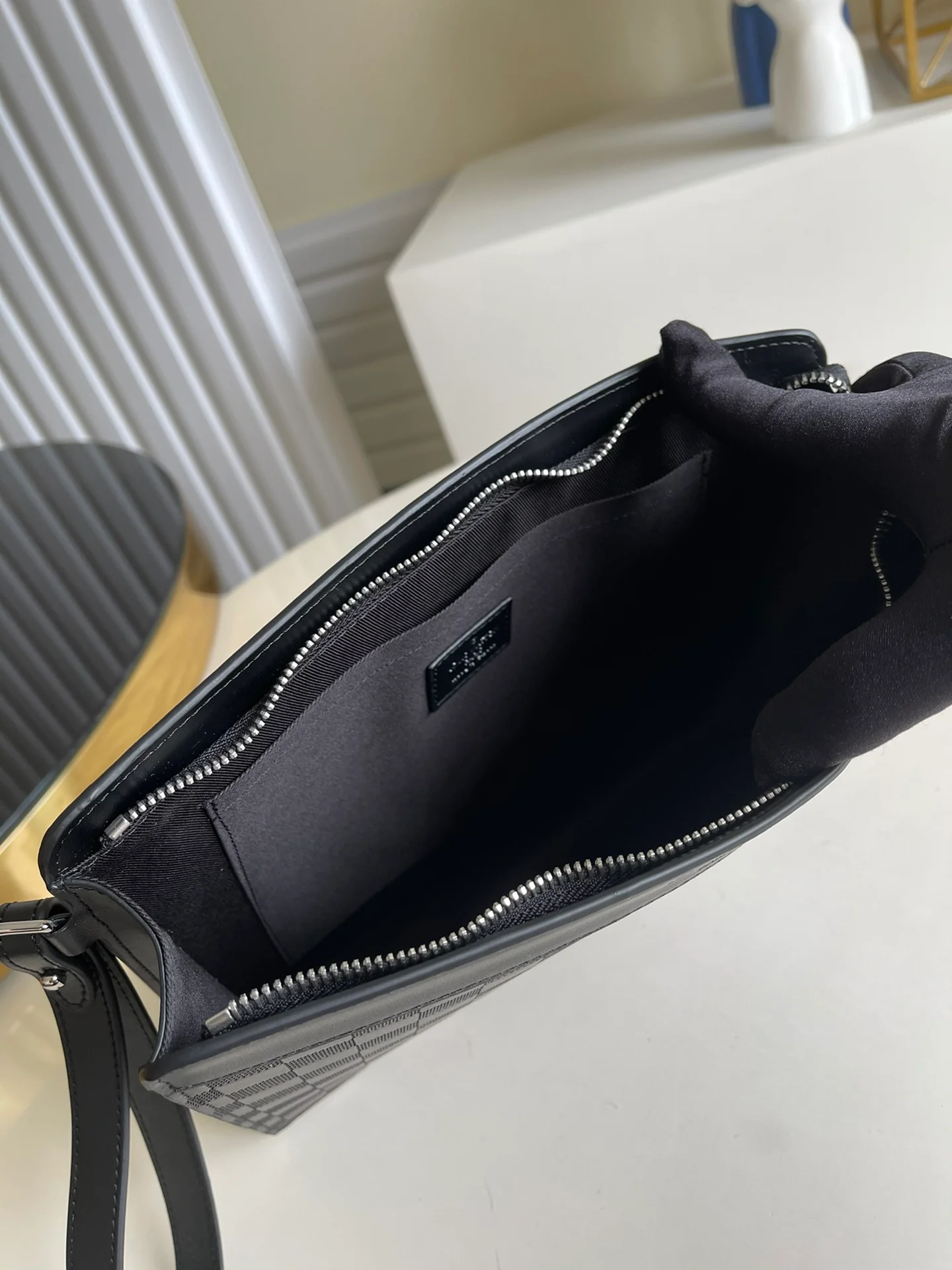 lv-n60448-standing-clutch-2