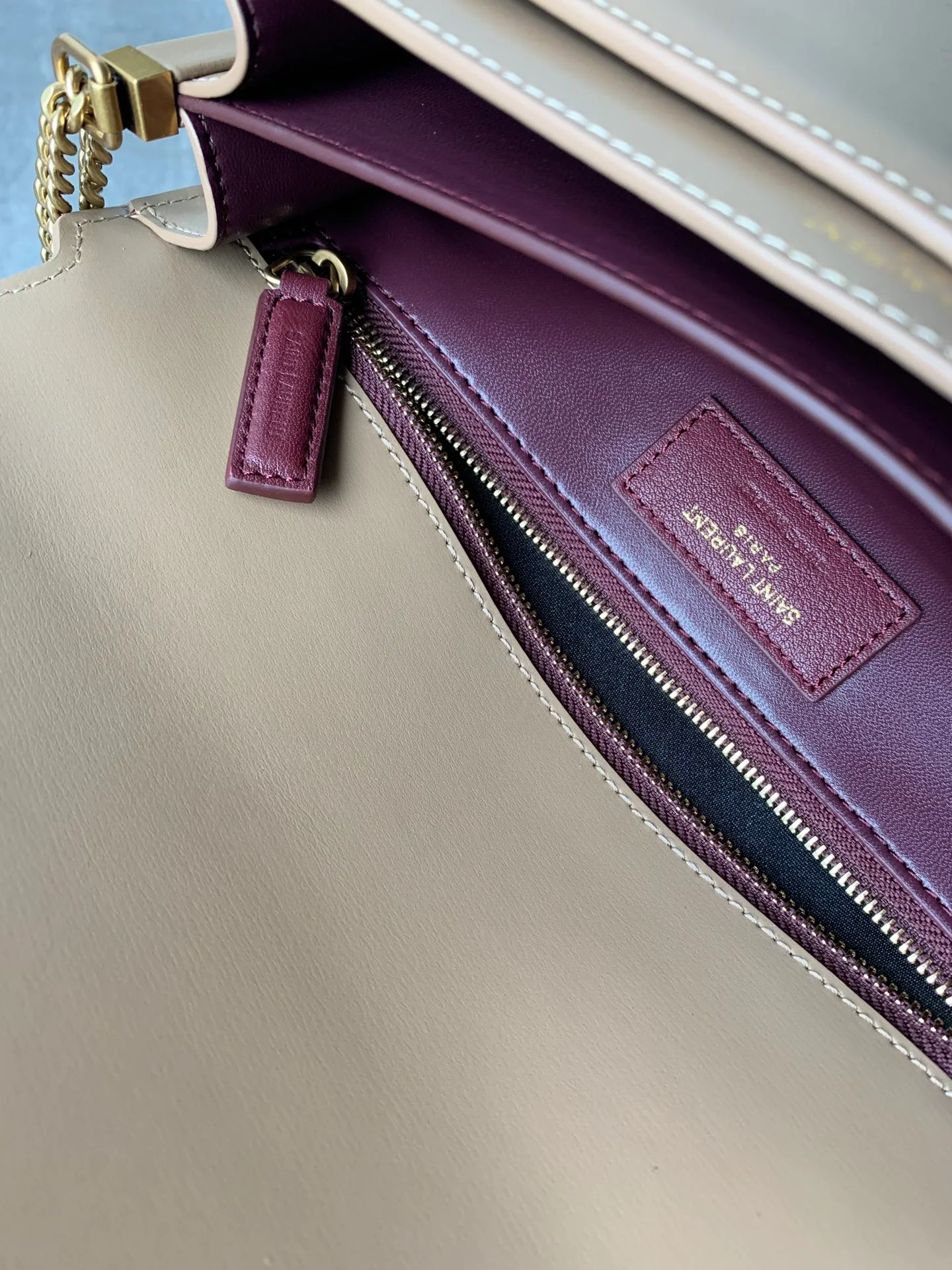 Сумка-конверт YSL Cassandra из гладкой плетеной ткани