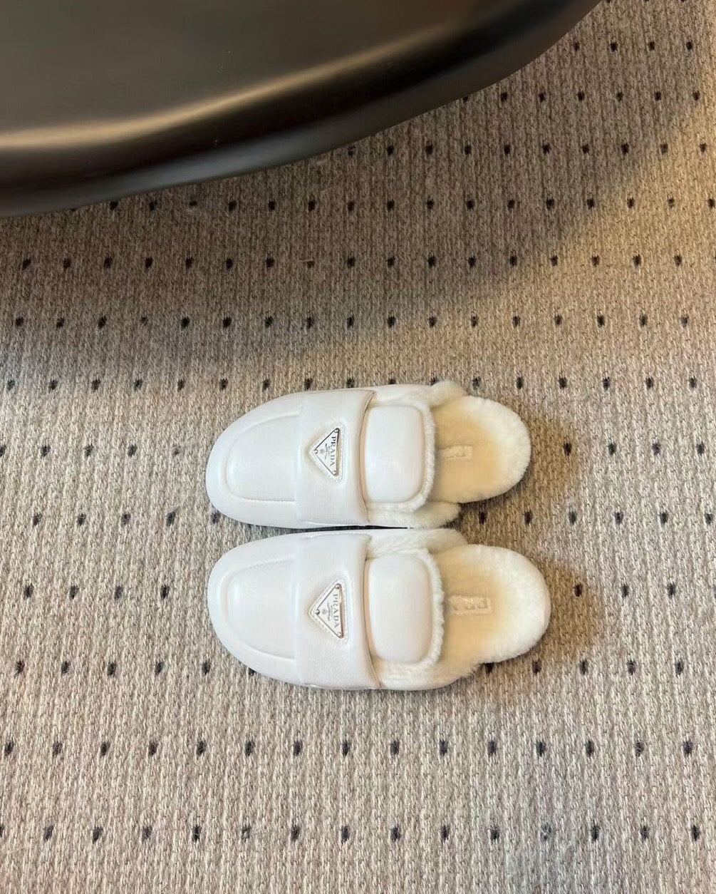 Новинка сезона осень/зима 2023 от Prada - Тапочки с объемным носком из овчины и меха - Белые