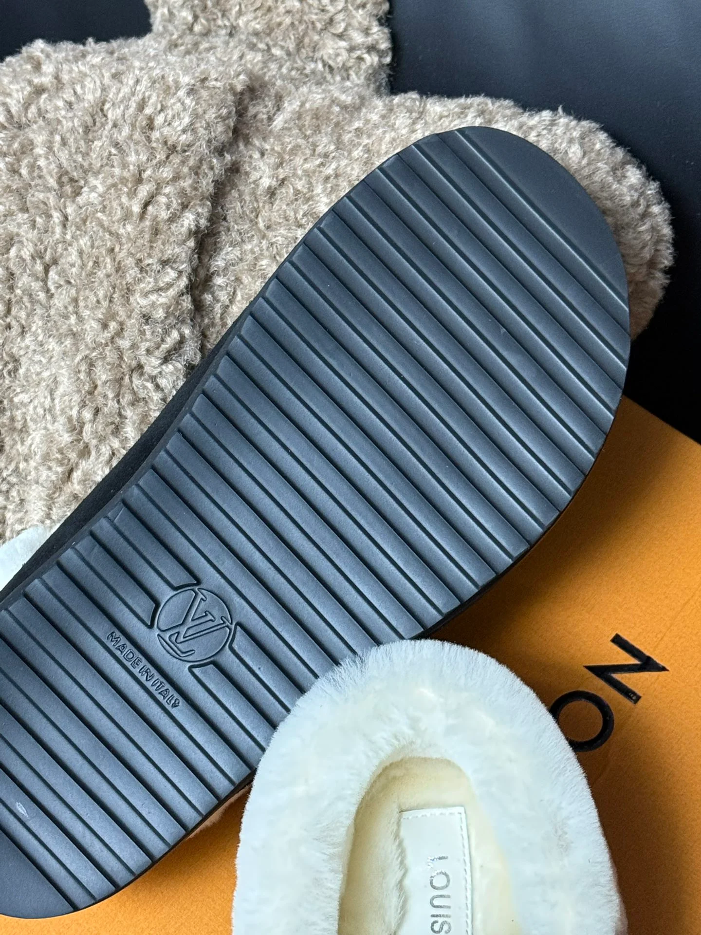 Меховые туфли Мэри Джейн LV-2024 - черные