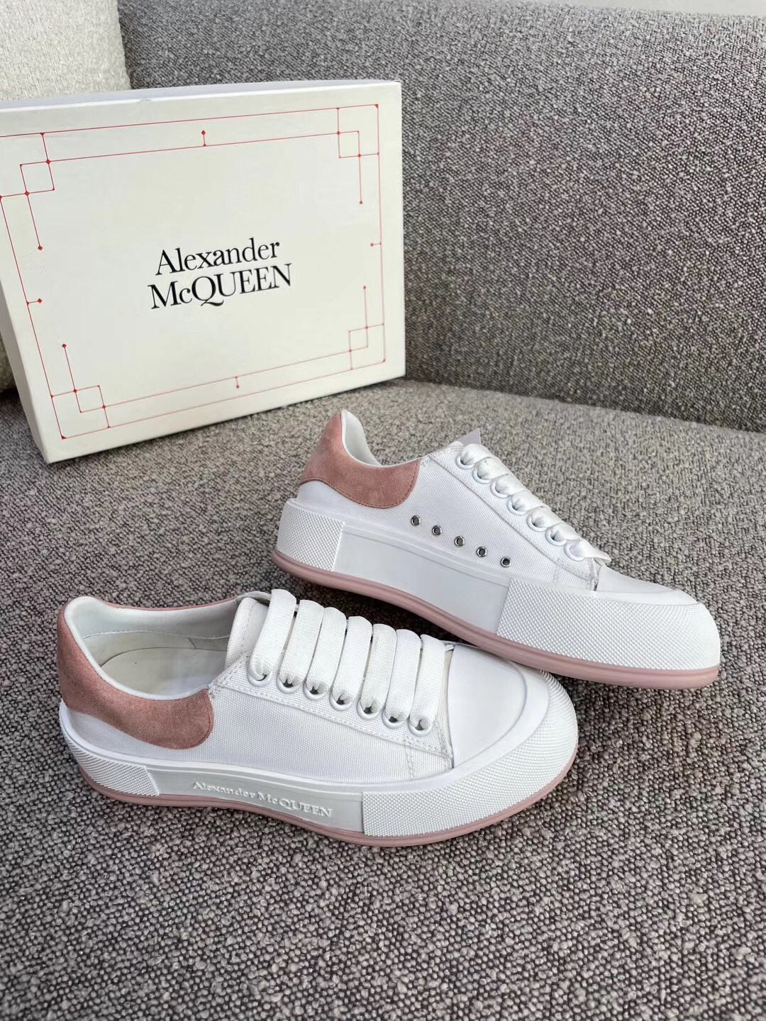 Низкие парусиновые кеды McQueen - белые.