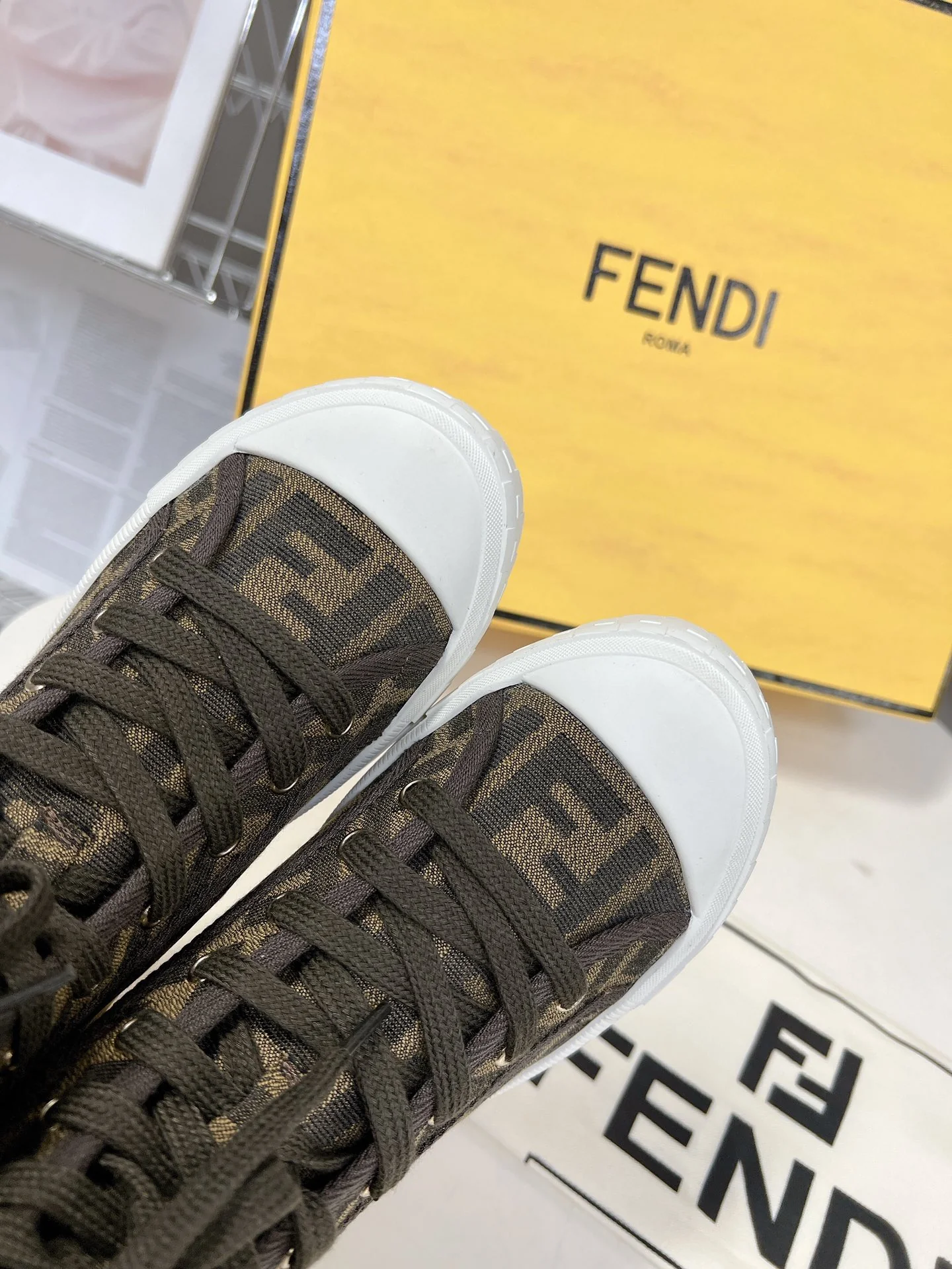 Fendi - Новинка сезона осень/зима 2022 - Высокие повседневные кроссовки с монограммой