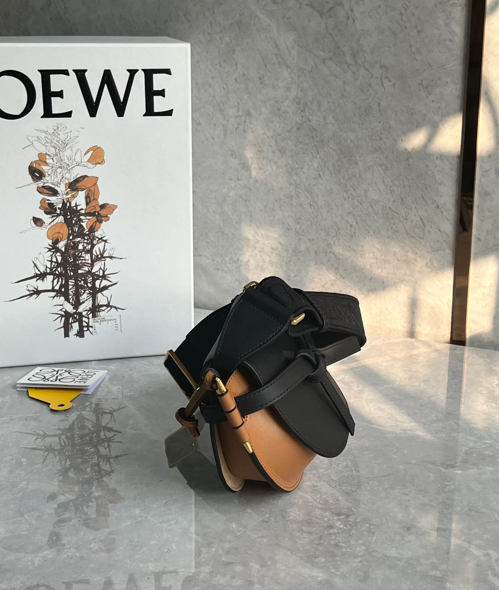 Сумка на седло Loewe Gate Dual Mini Saddle Bag - черно-коричневая.