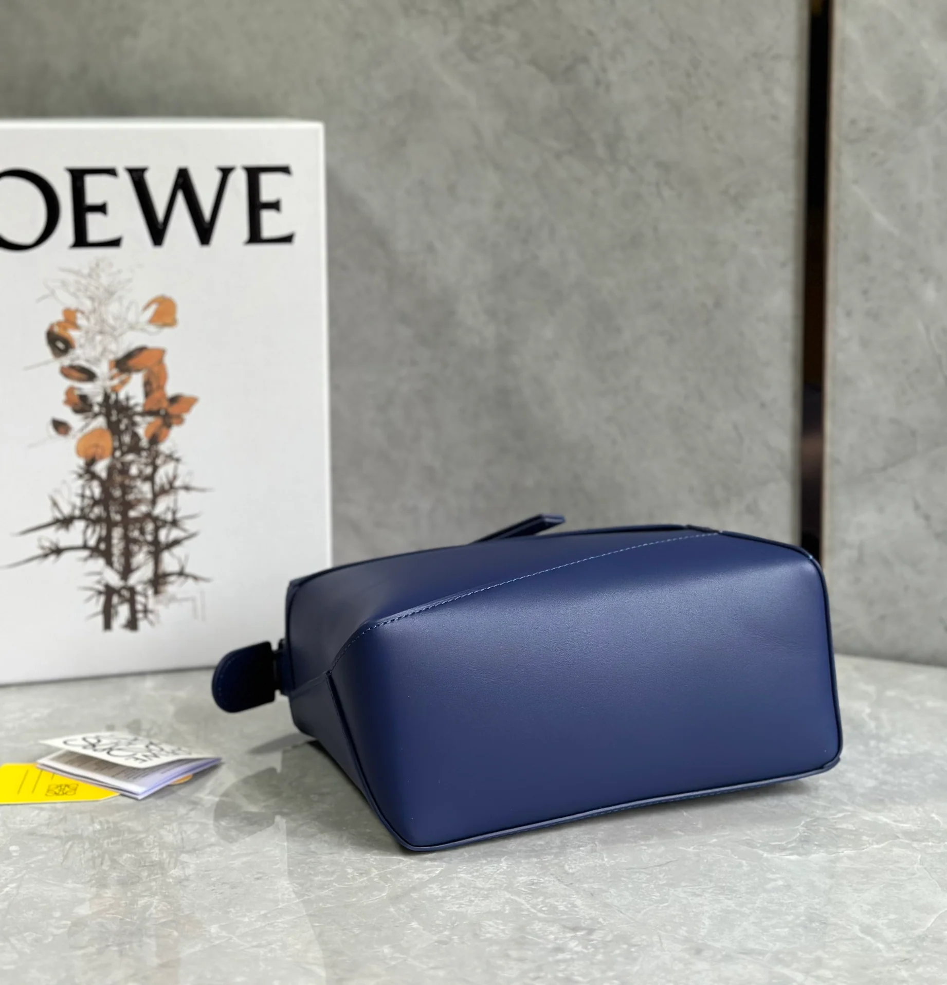 Сумка Loewe Puzzle Geometric с плечевым ремнем в виде буквы — темно-синяя.