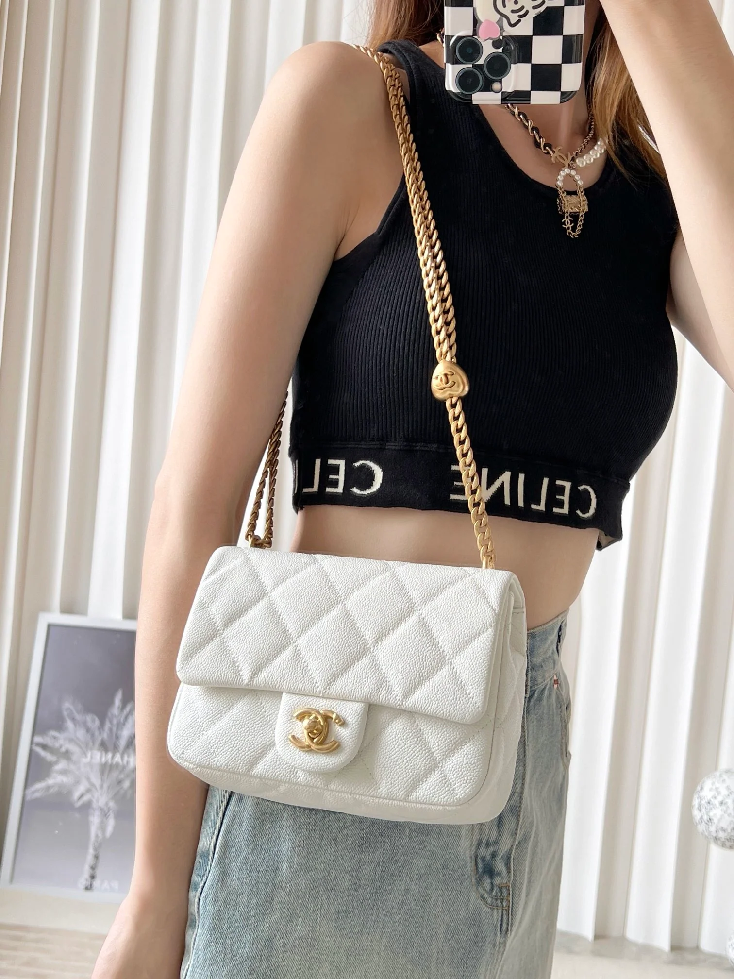 Новинка сезона весна/лето 2023 от Chanel - Сумка для тренировок в форме сердца - CF Bag - Маленький размер - Белый - Фотографии в одежде