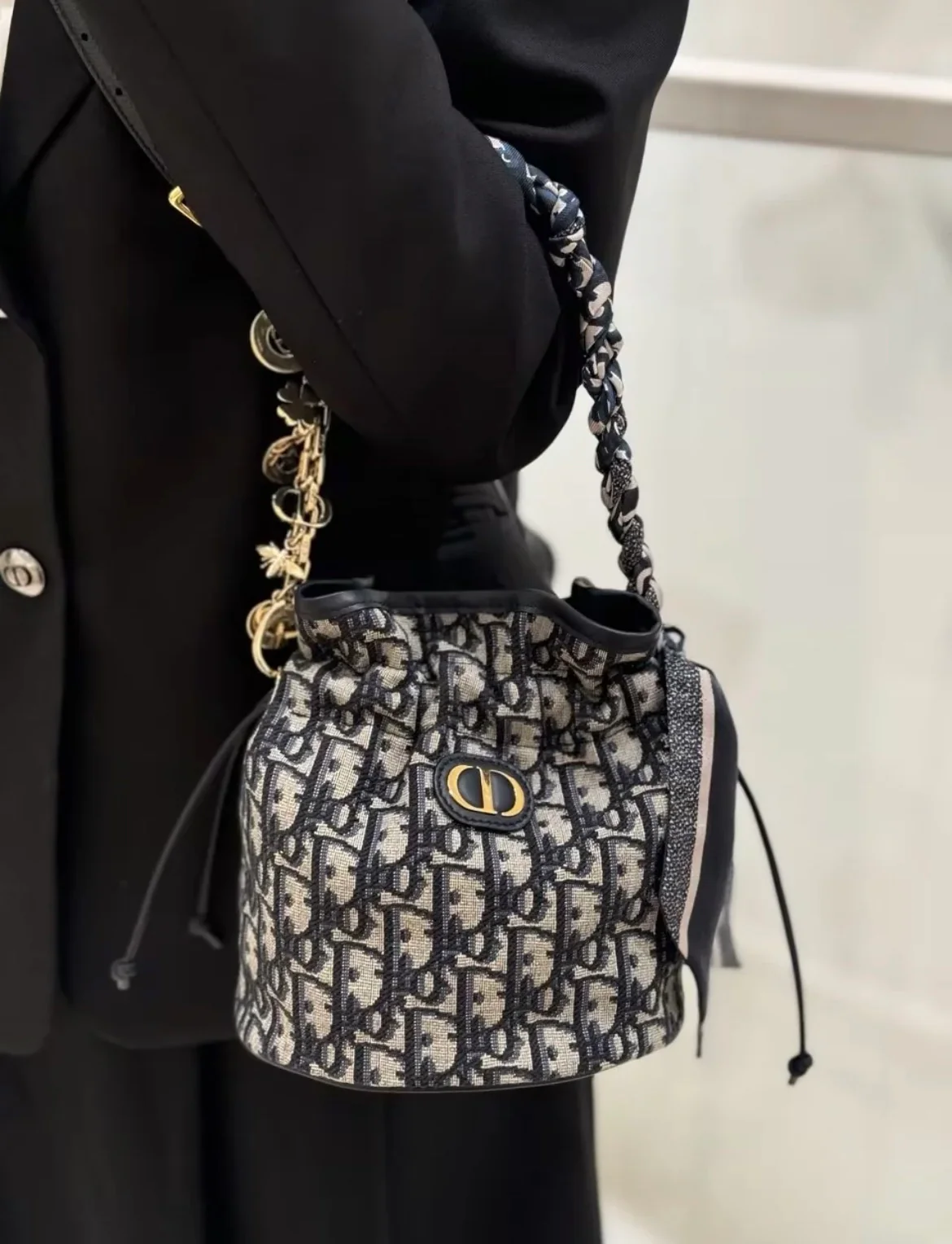 Сумка-ведро Dior Montaigne - Монограммная канва - Темно-синяя