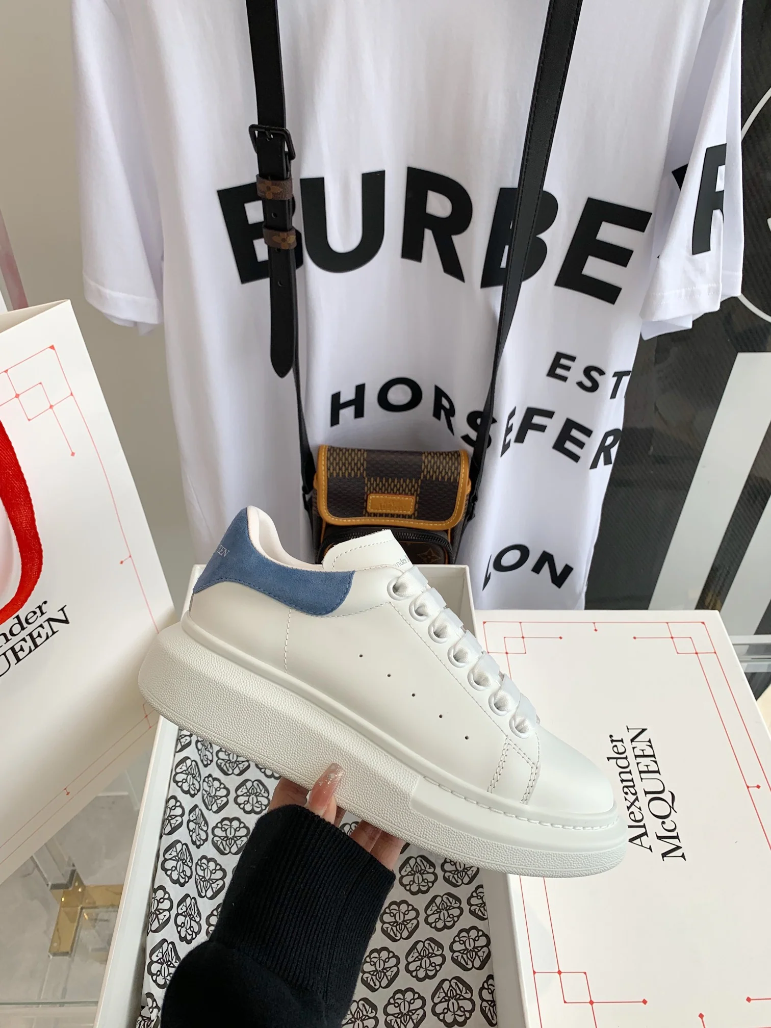 Классические белые кроссовки McQueen - синяя задняя часть - 1