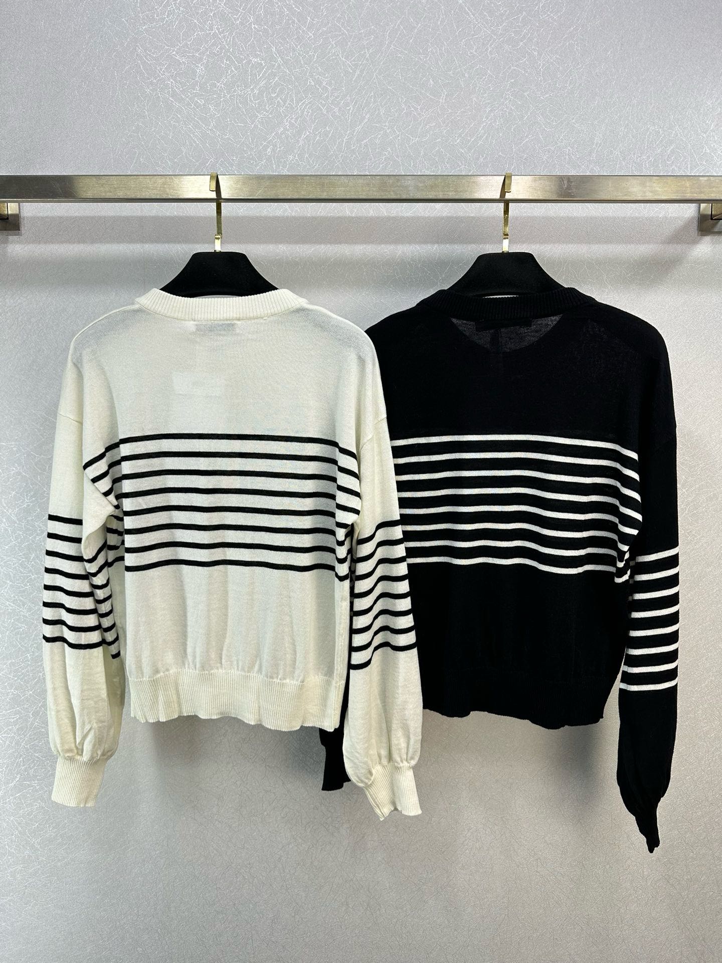 Новый кардиган Dior 2403 Весна/Лето с круглым вырезом, полосками и вышивкой в ??виде пчелы — универсальный и стильный.