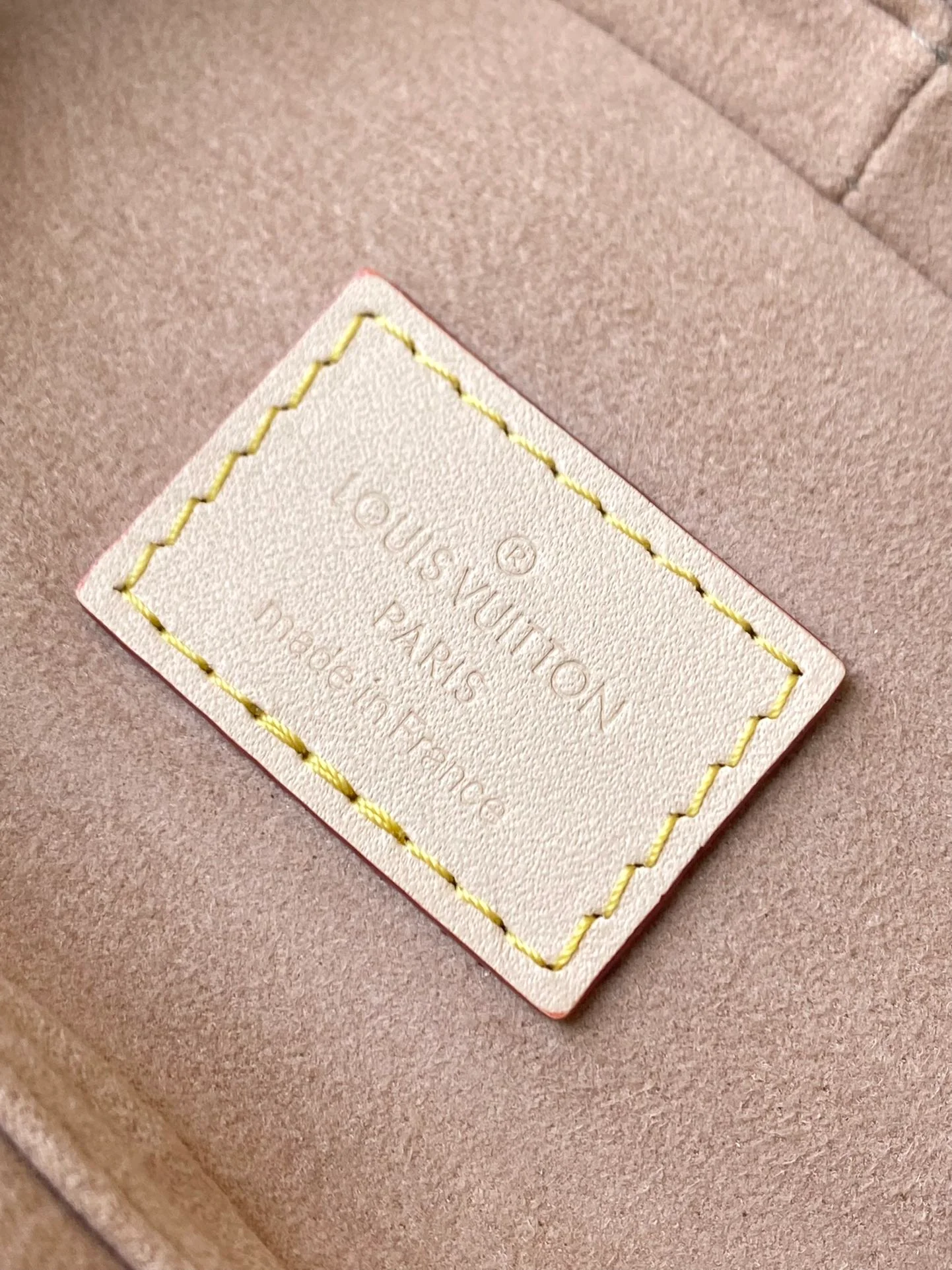 m82467-LV-микро-сумочка-золотая