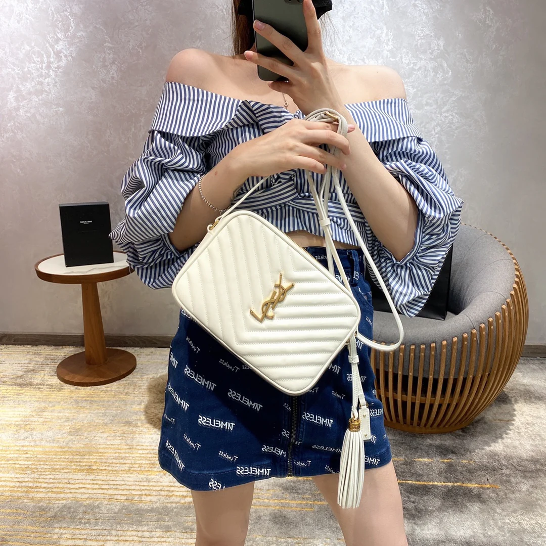 Фотосумка YSL Lou Bag — белая с золотой фурнитурой.