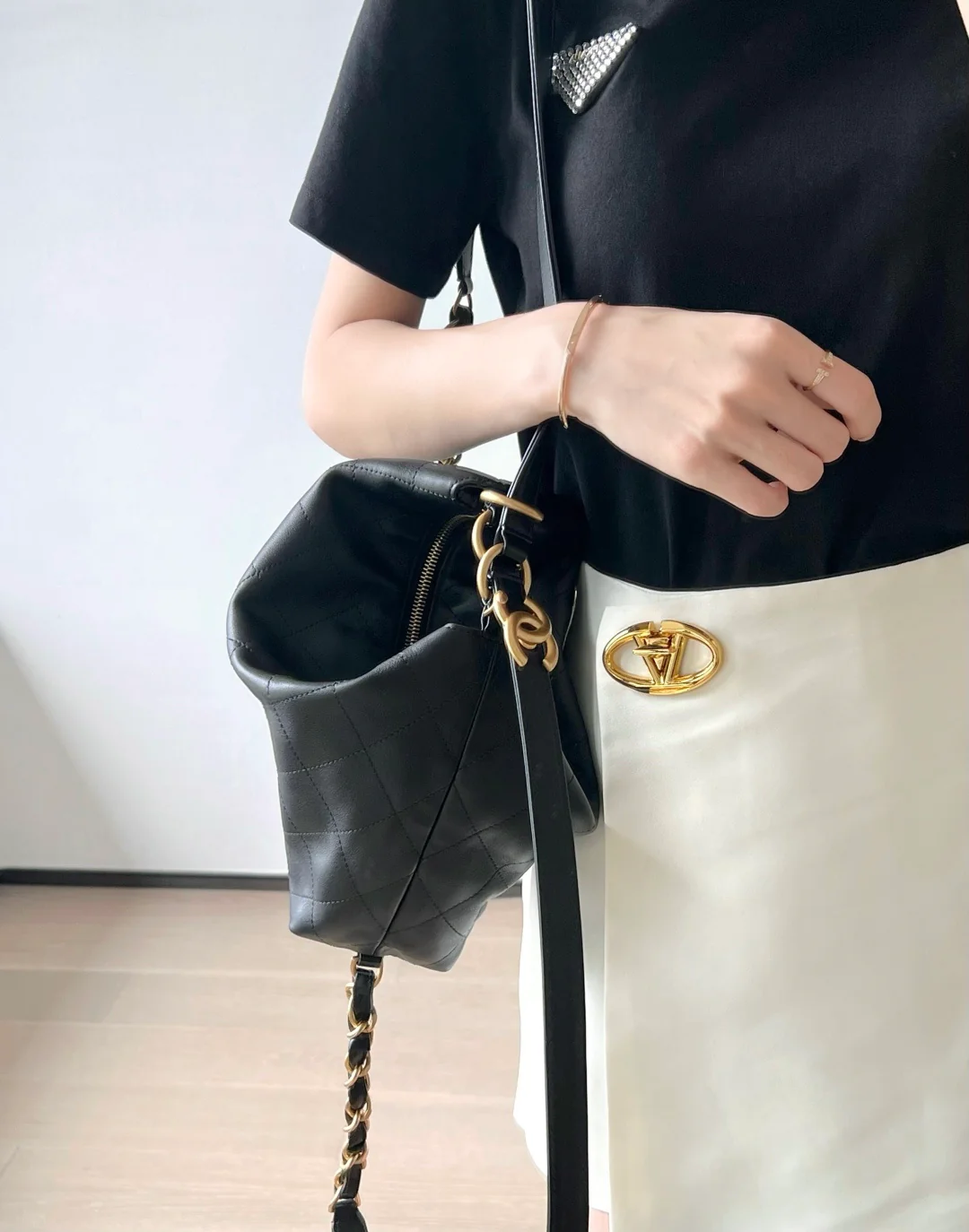 Рюкзак Chanel весна/лето 2020, маленький, черный с золотой пряжкой.