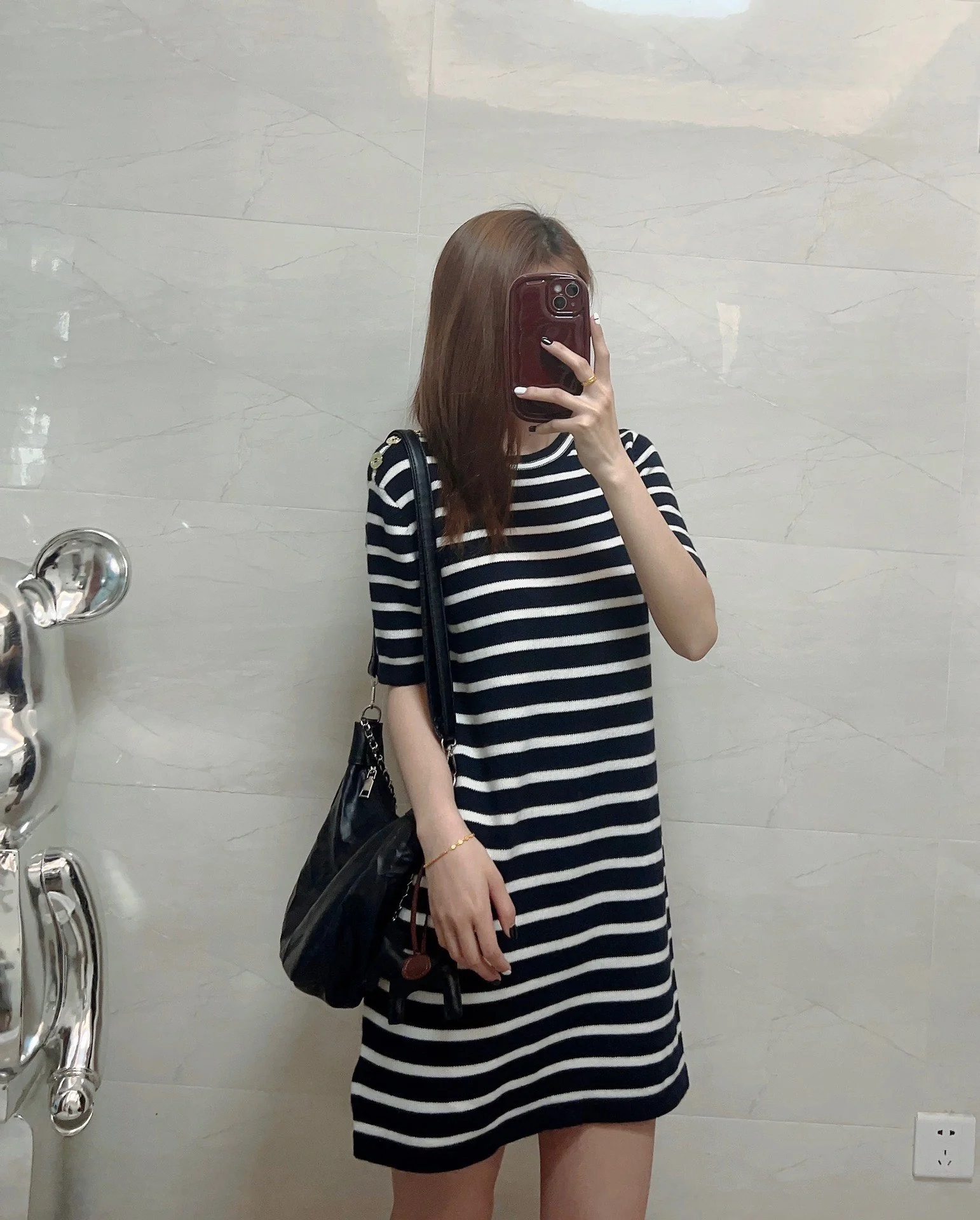 Dior - 2403-24 Новейшая коллекция ранней весны: полосатое трикотажное платье с короткими рукавами и металлическими пуговицами на плечах