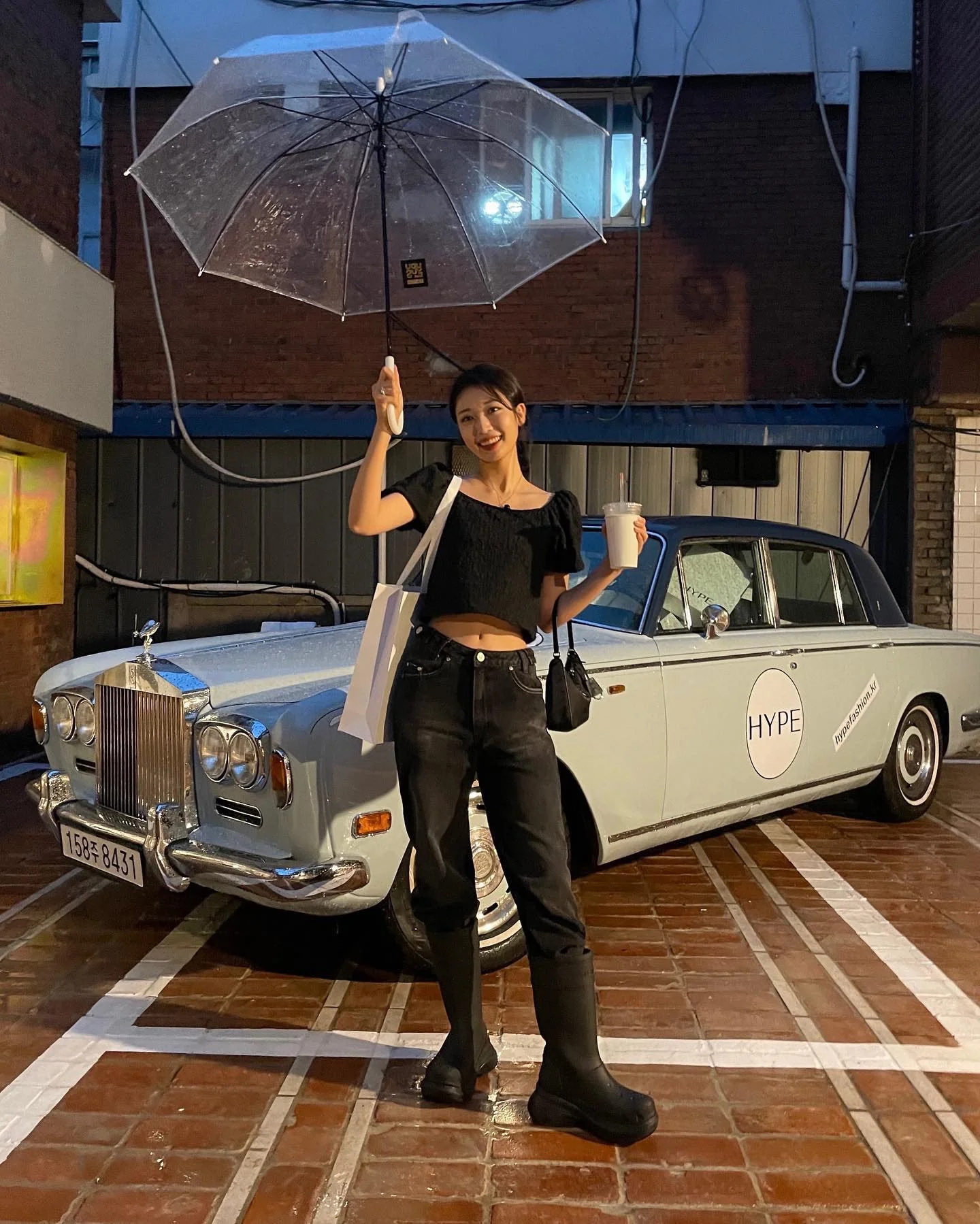 Резиновые сапоги Balenciaga на нескользящей платформе из коллекции осень/зима 2022 x Crocs — фотографии на теле.