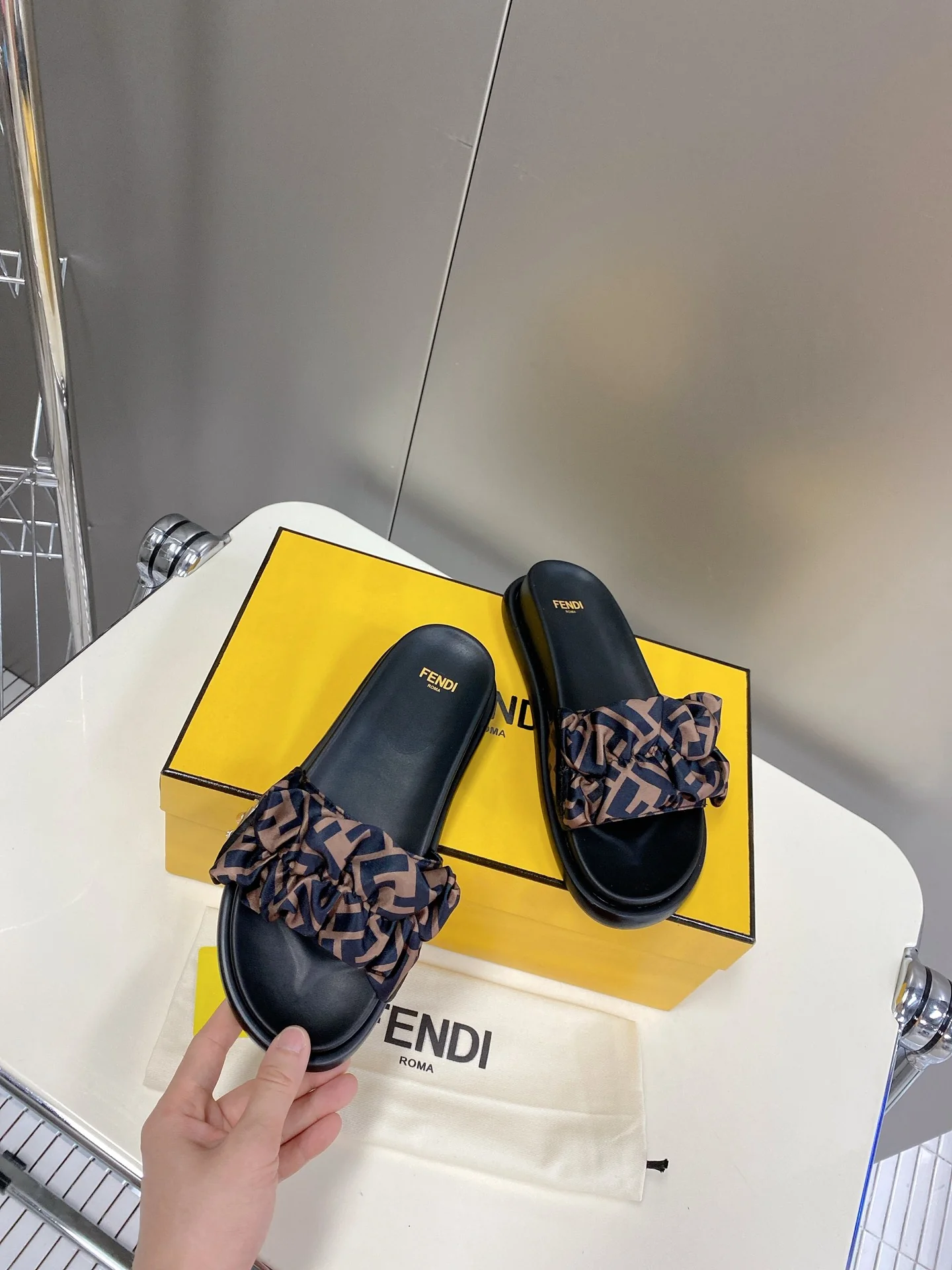 Тапочки Fendi с леопардовым принтом