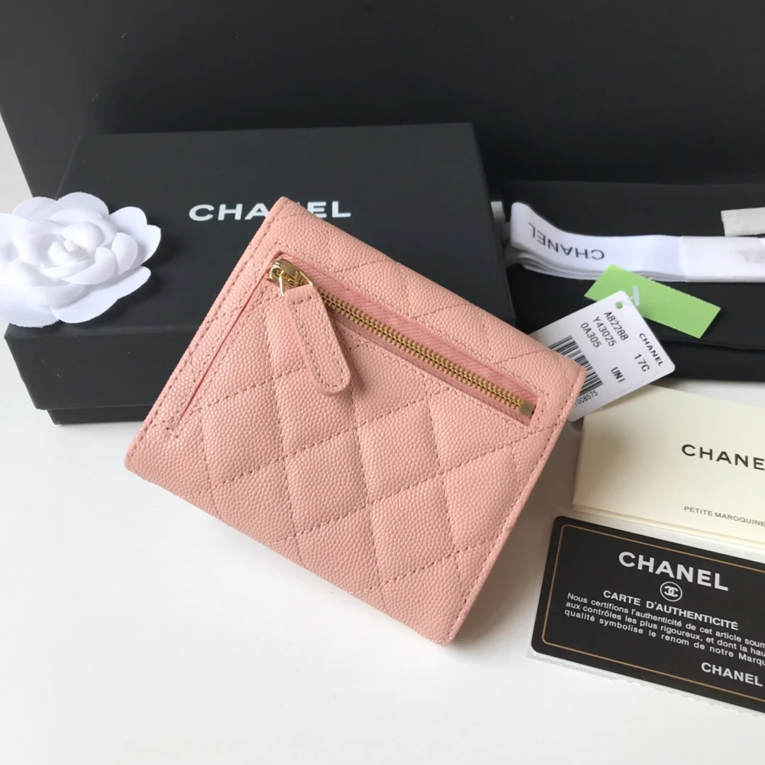 Трехсекционный кошелек Chanel - розовый, из кожи с шариковым узором и золотой пряжкой.